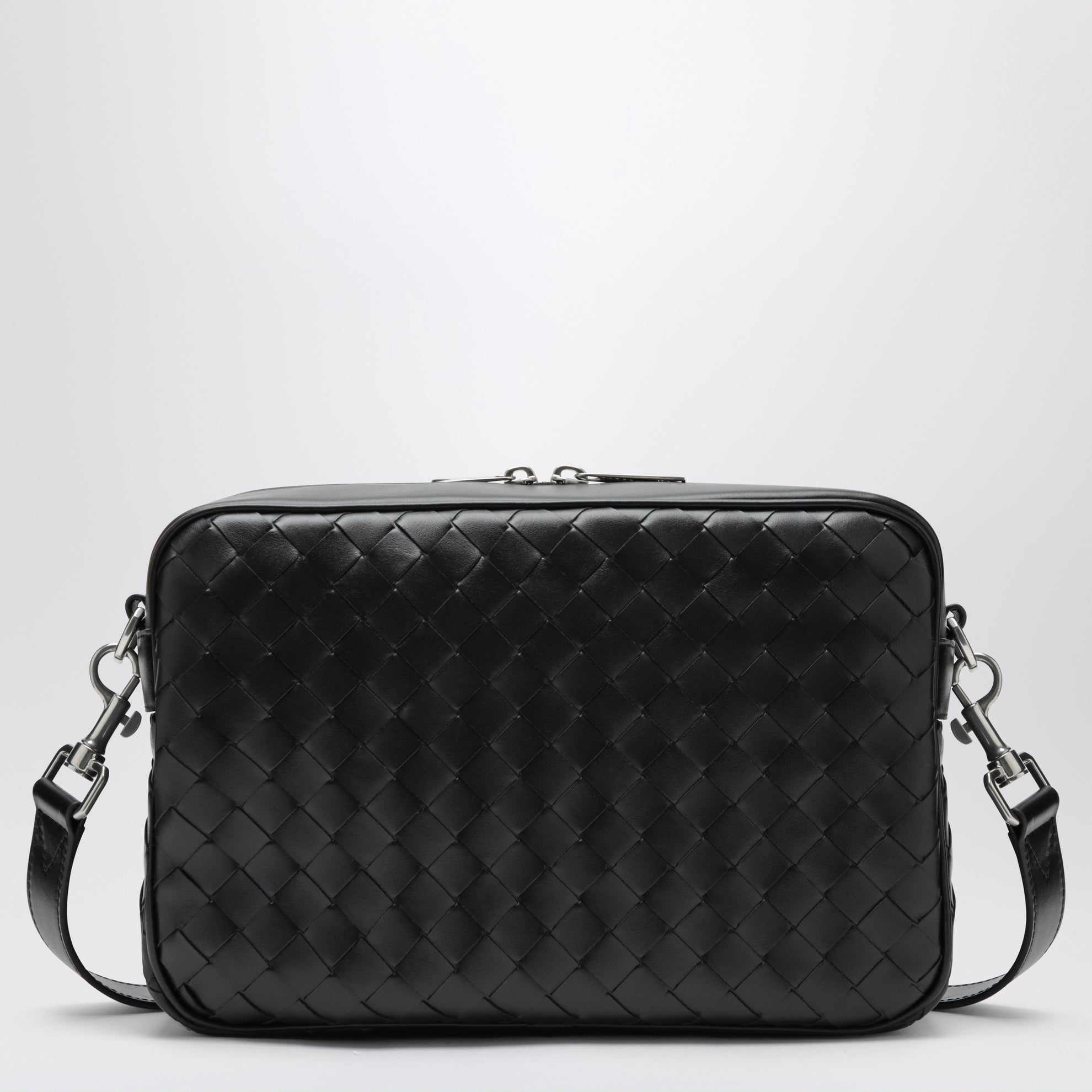 Schwarze geflochtene Handtasche