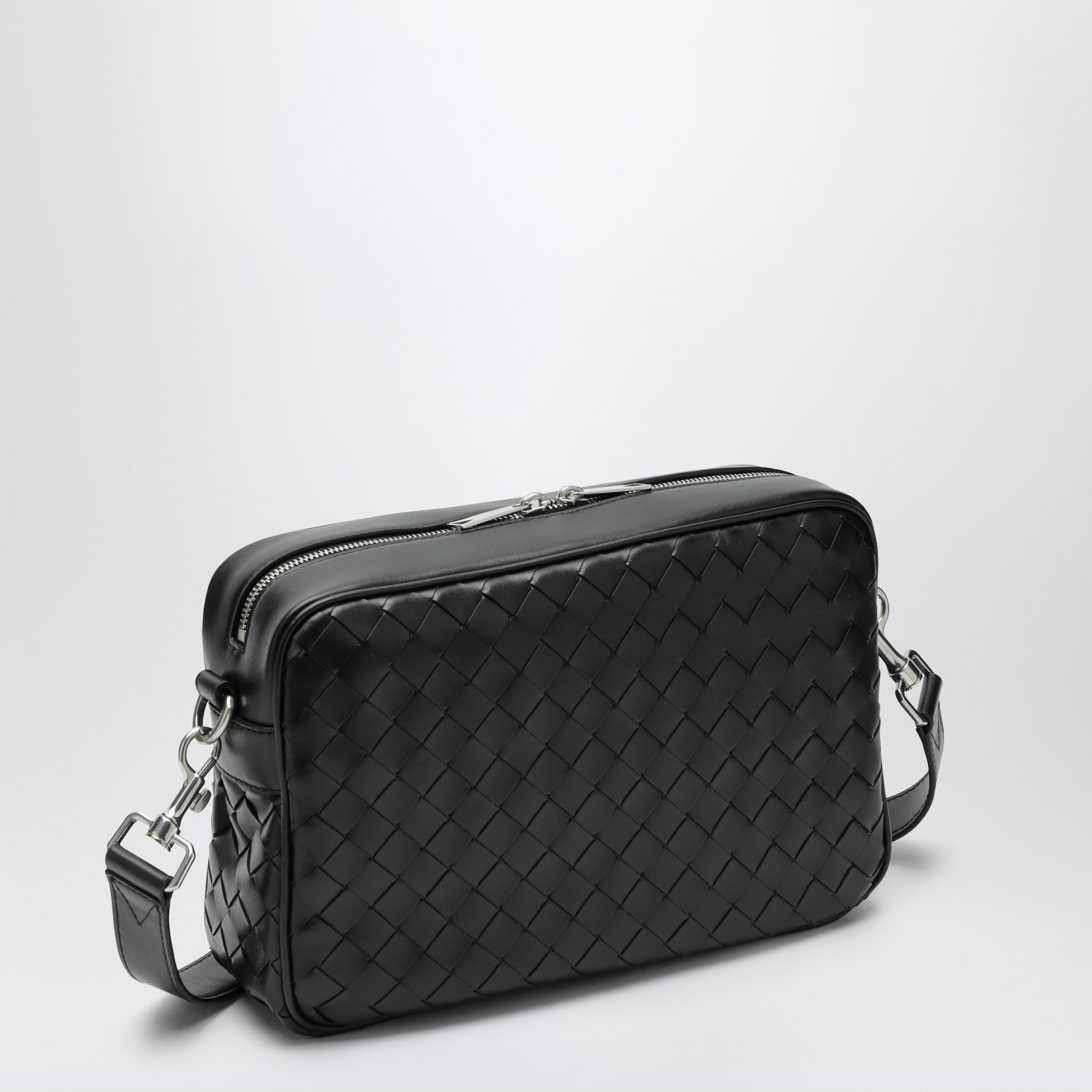 Schwarze geflochtene Handtasche