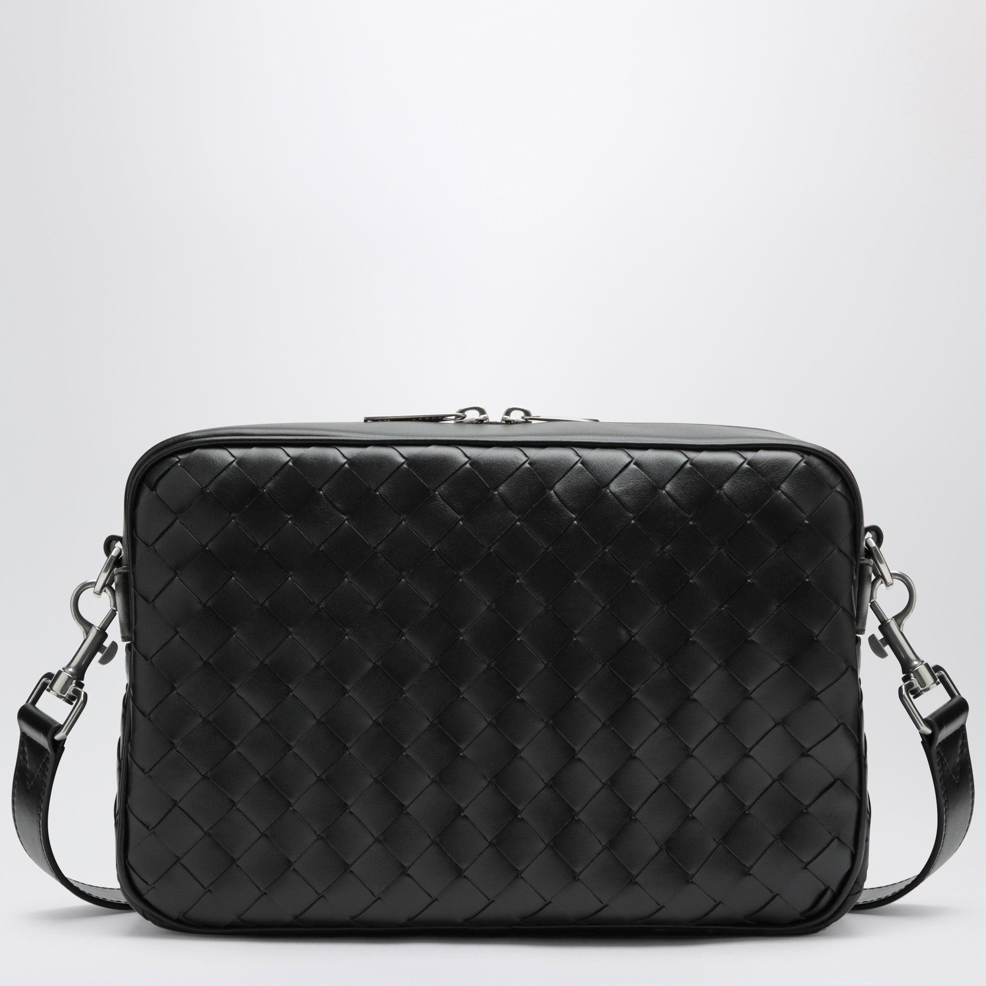 Schwarze geflochtene Handtasche