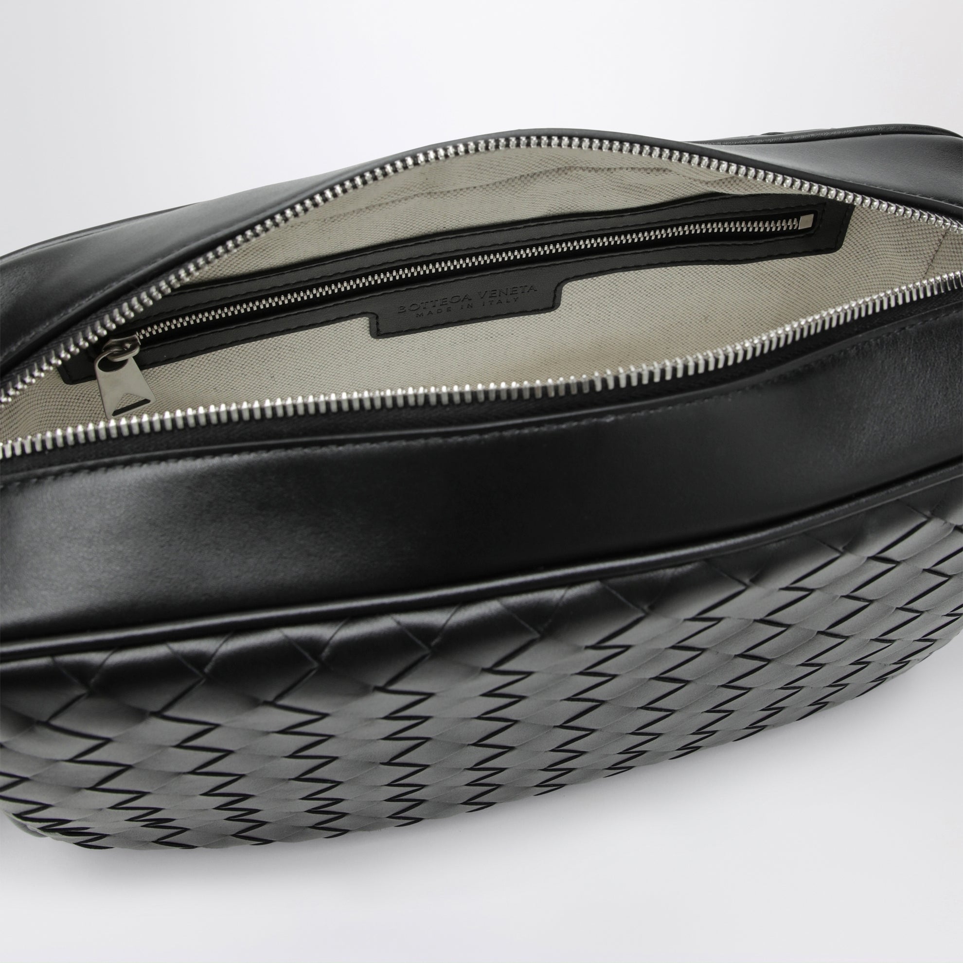 Schwarze geflochtene Handtasche