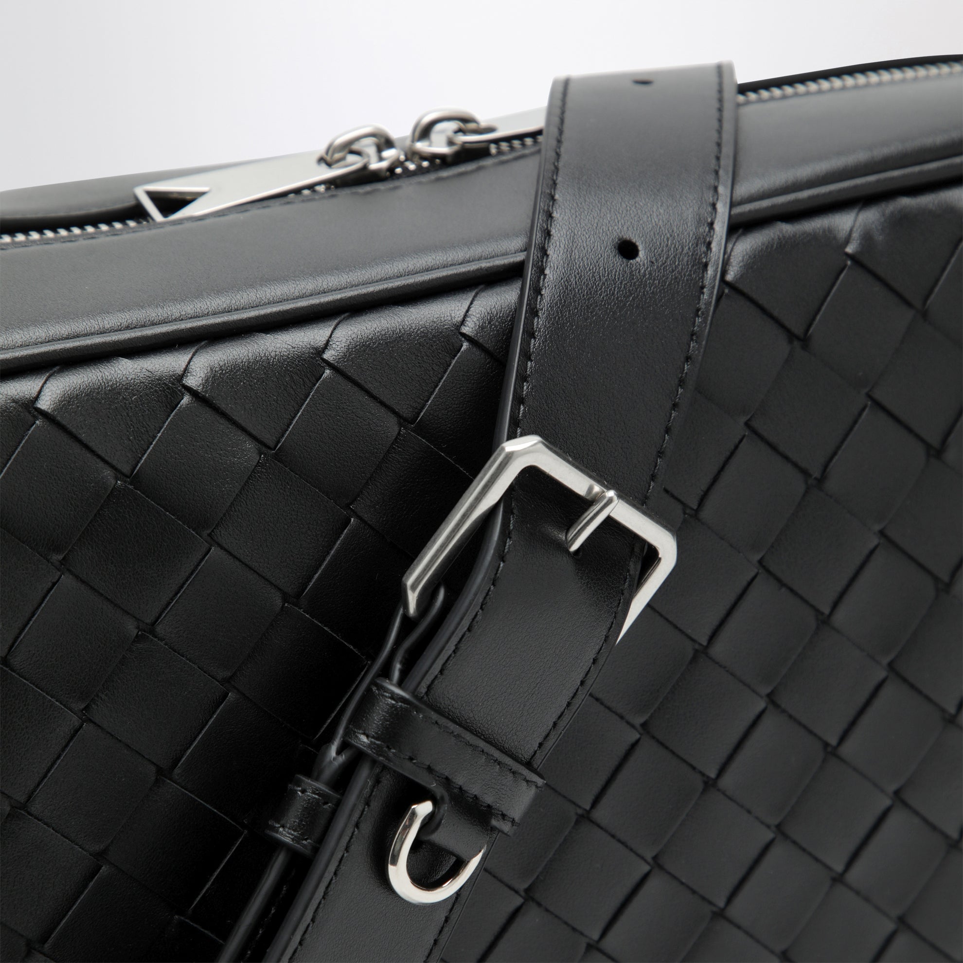 Schwarze geflochtene Handtasche