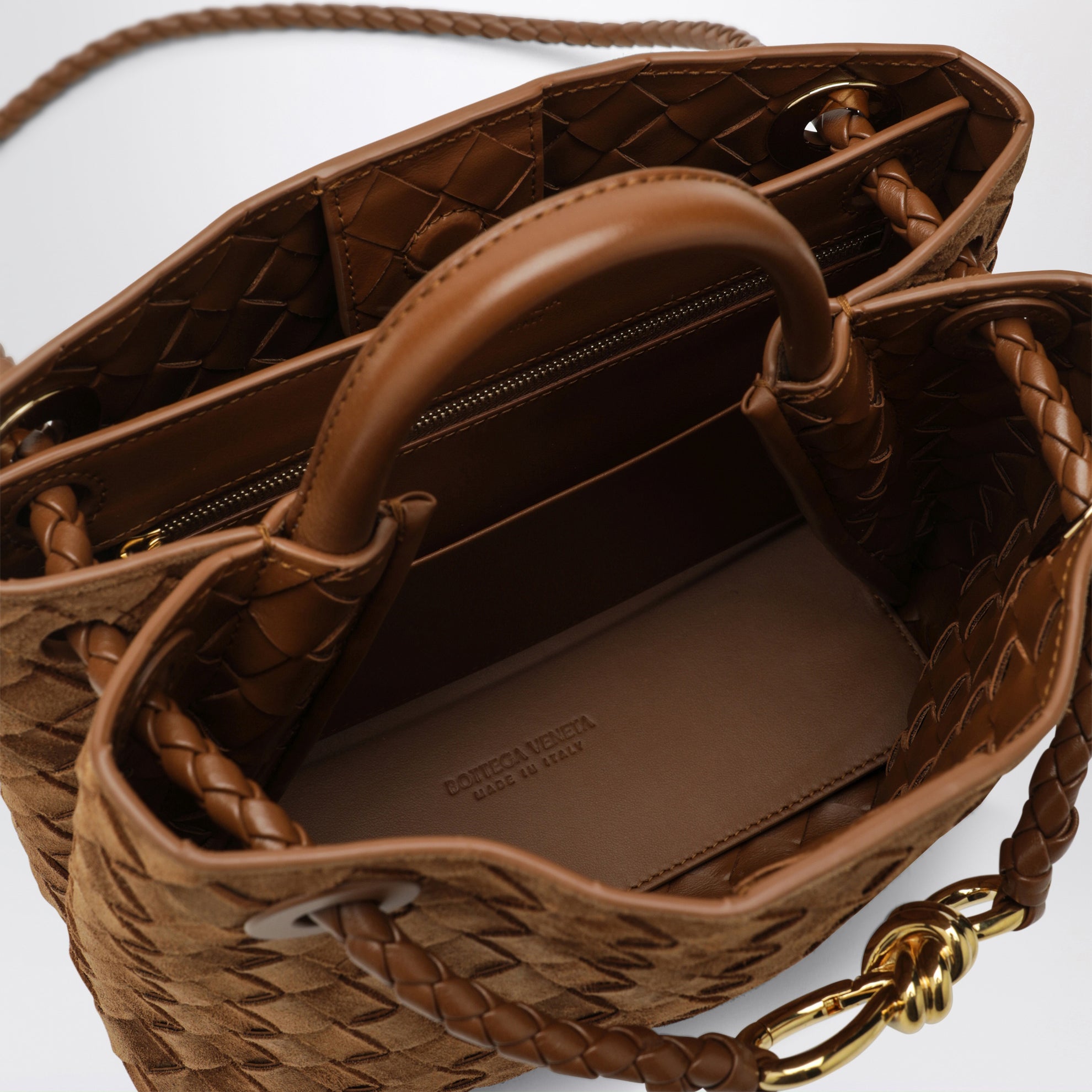 Borsa a mano Andiamo piccola in suede intrecciato color ambra