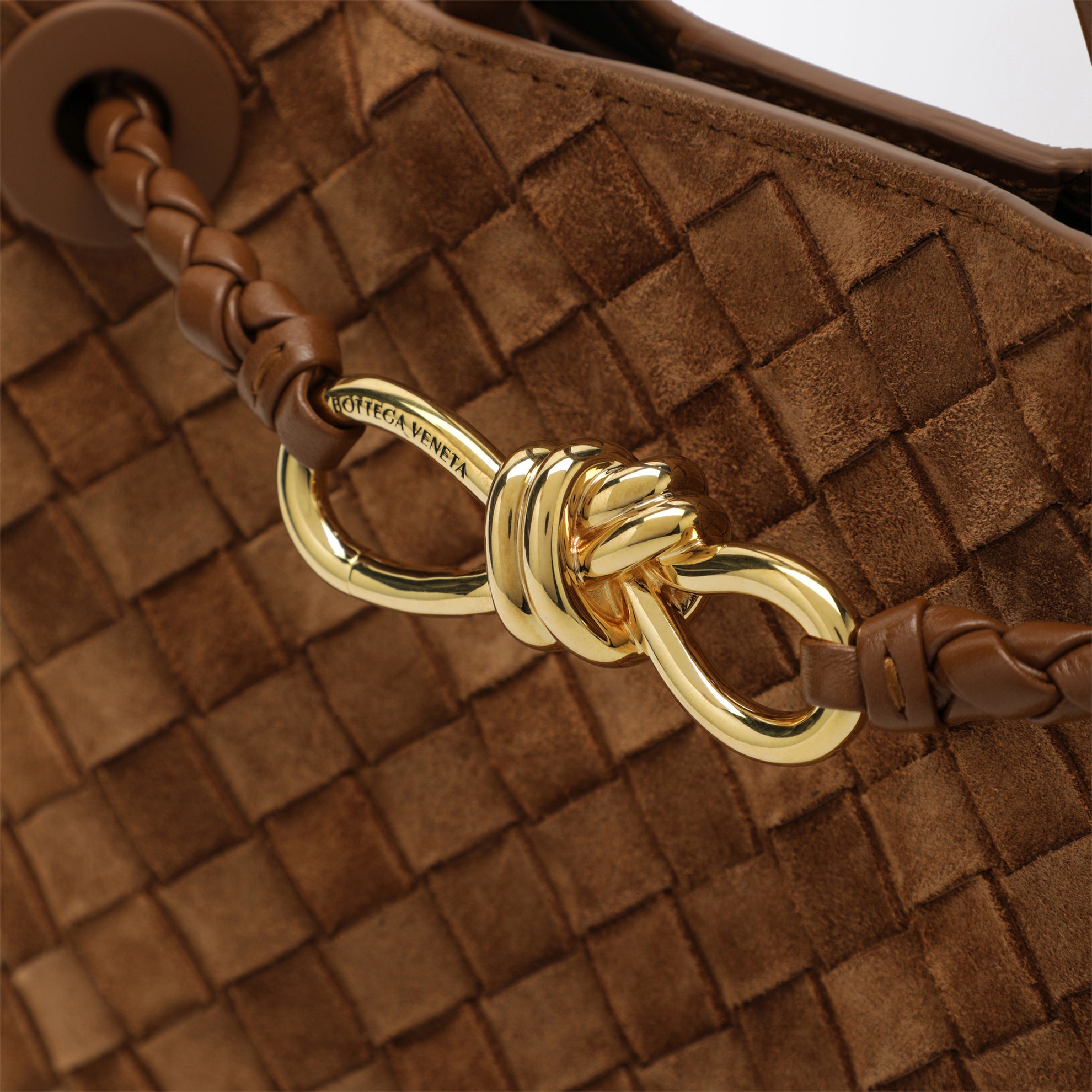 Borsa a mano Andiamo piccola in suede intrecciato color ambra