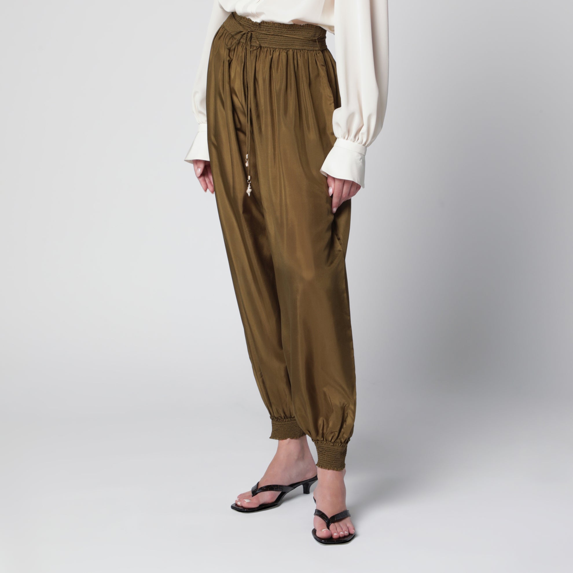 Pantaloni harem Mahon in seta color oliva