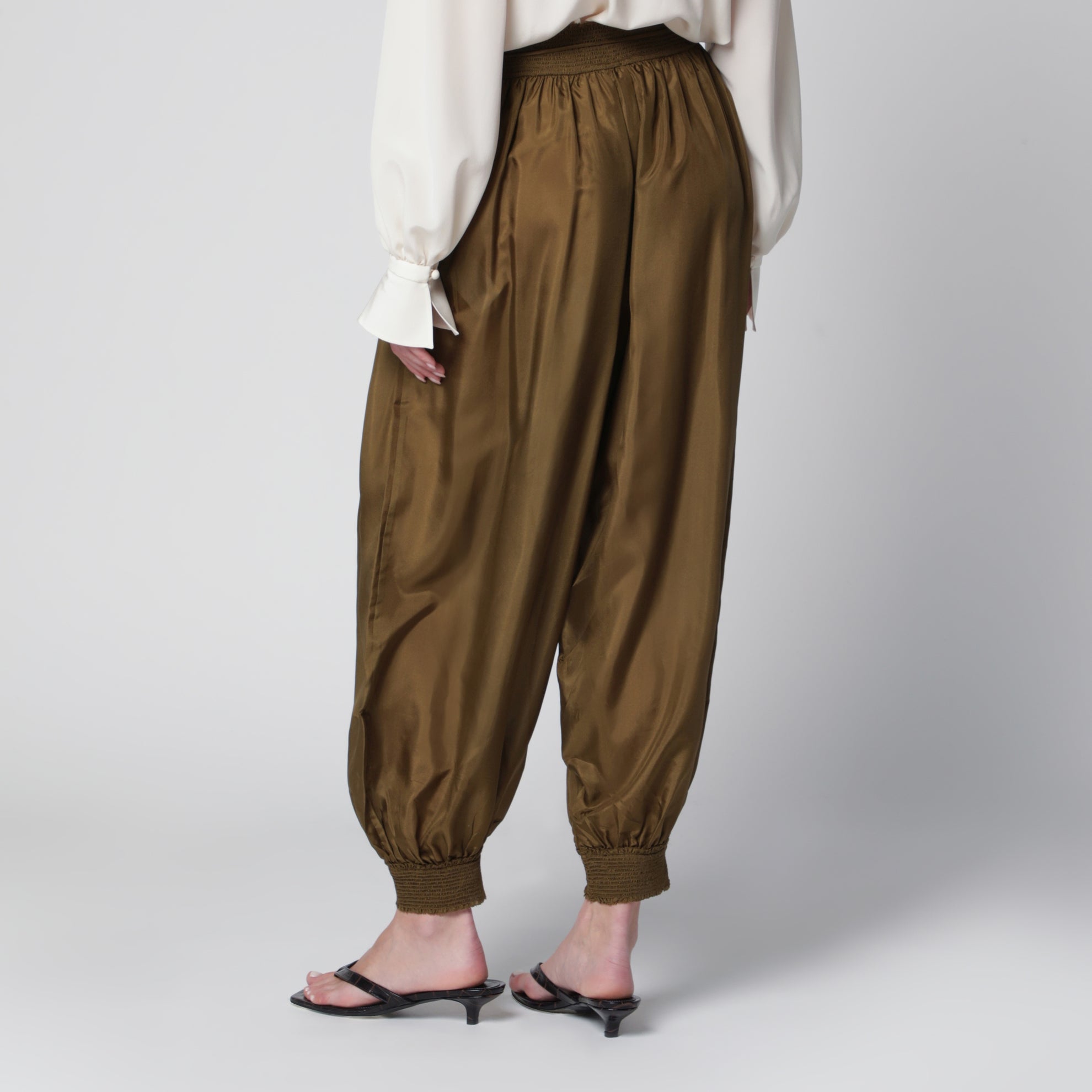 Pantaloni harem Mahon in seta color oliva