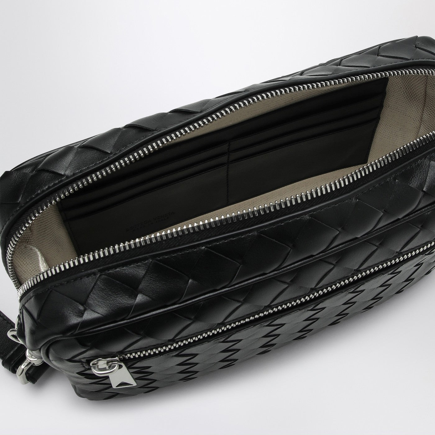 Pochette noire en Intrecciato avec Dragonne