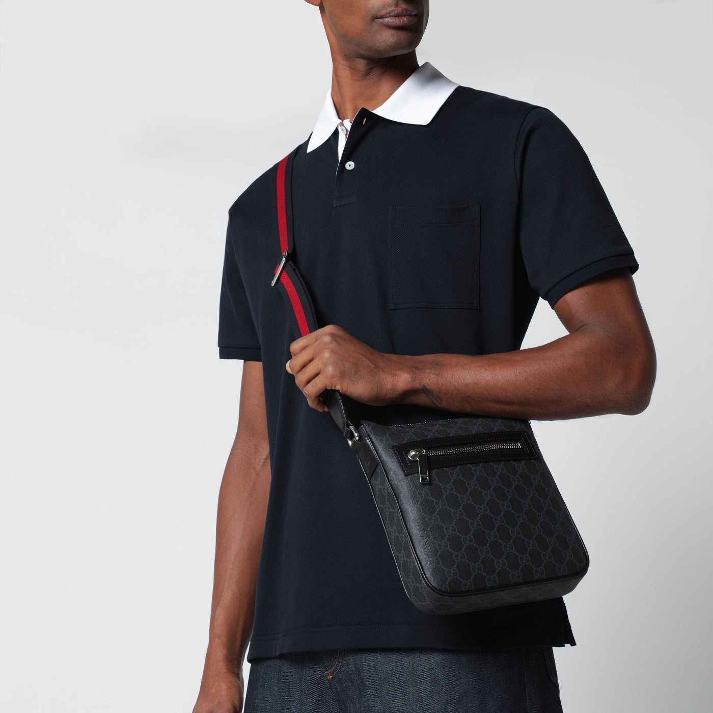 Kleine Umhängetasche aus GG-Stoff grau/schwarz