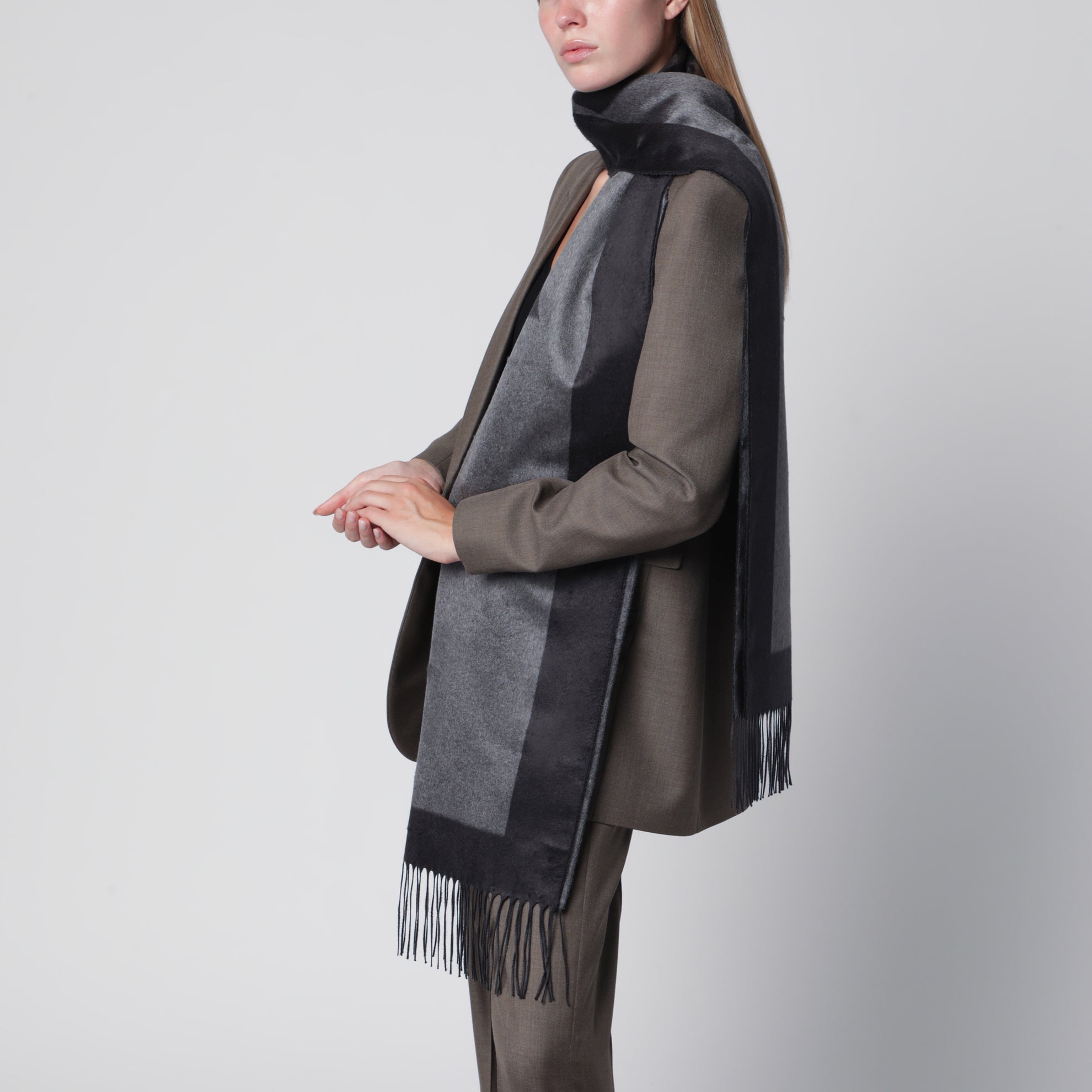 CASSANDRE Jacquard-Seidenschal in Graphitgrau