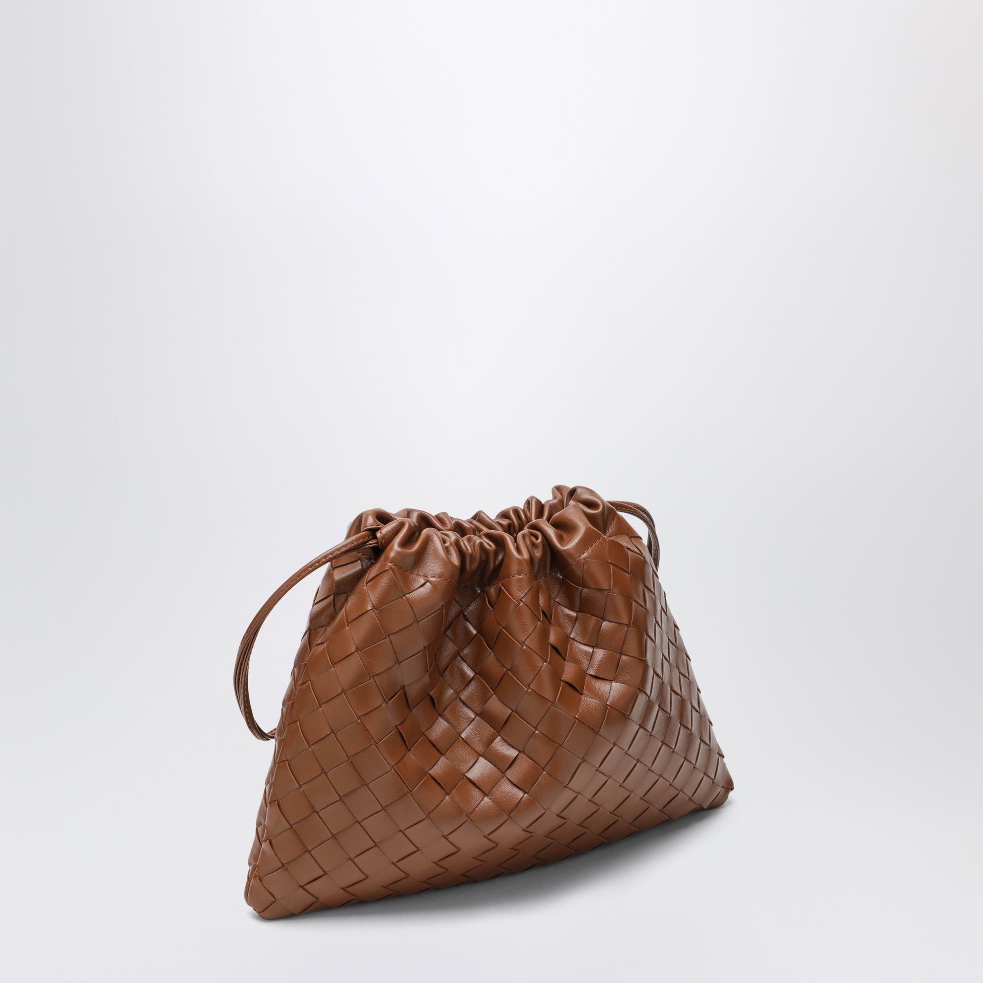 Mittelgroße Dustbag aus Intrecciato-Leder in Tannin
