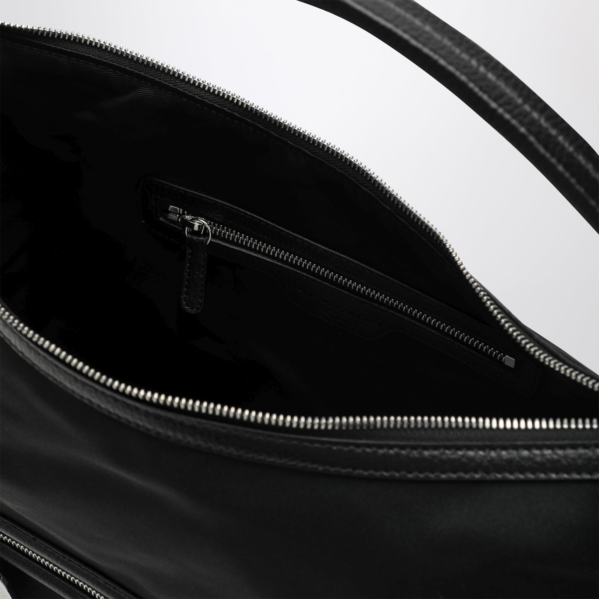 Dartmoor Schultertasche aus ECONYL in Schwarz