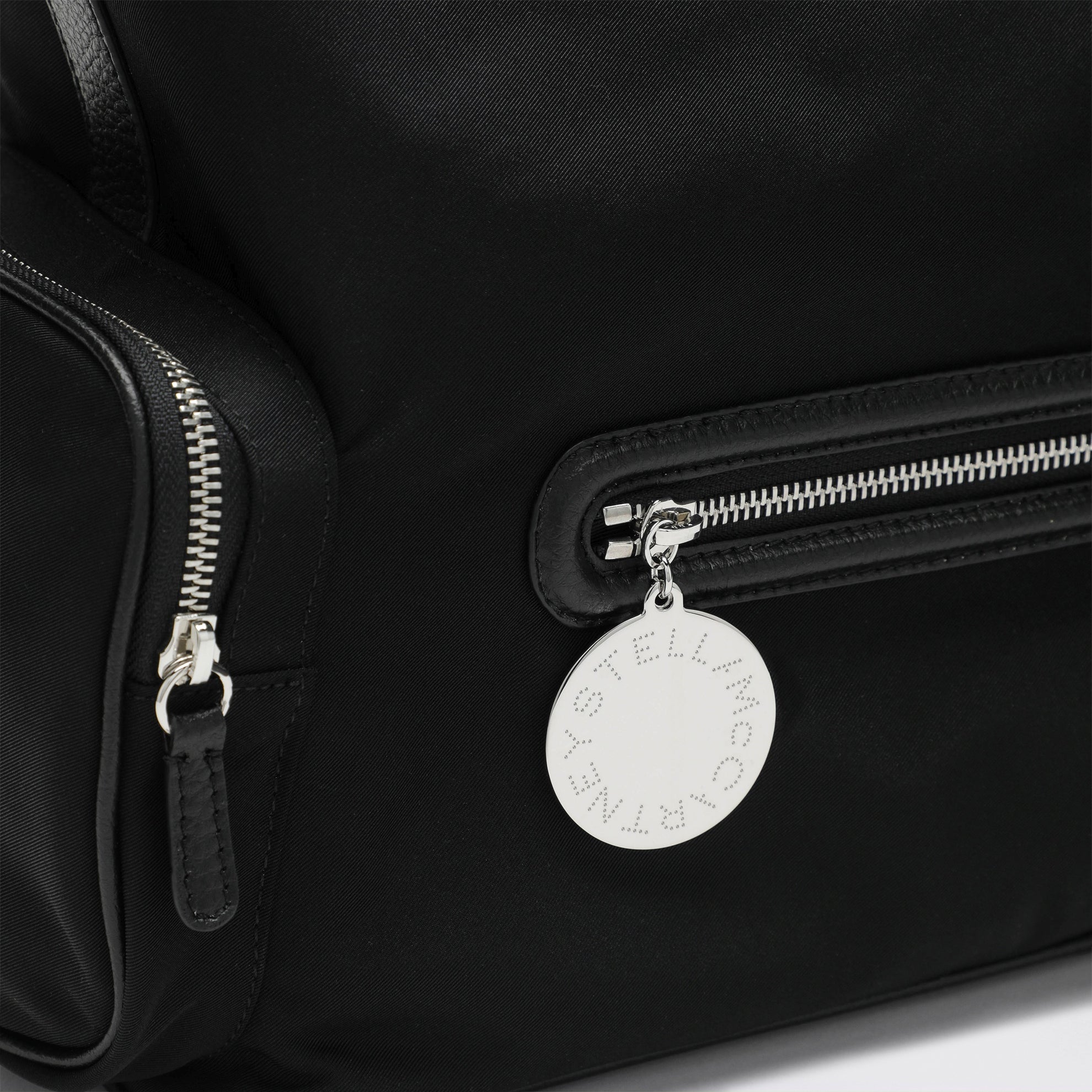 Dartmoor Schultertasche aus ECONYL in Schwarz