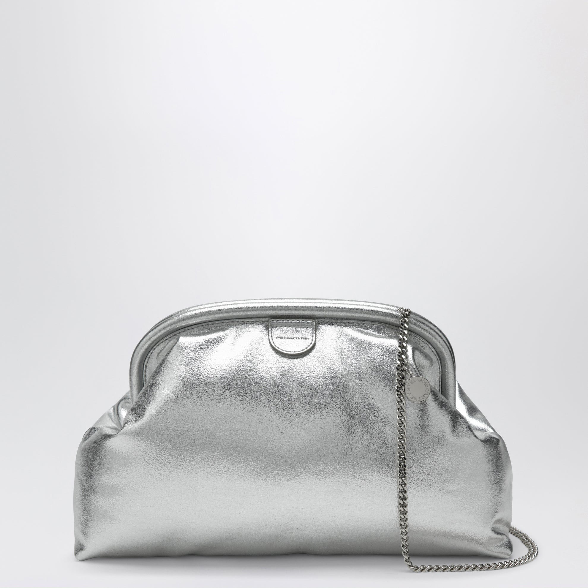 Silberne metallische gepolsterte Falabella Clutch