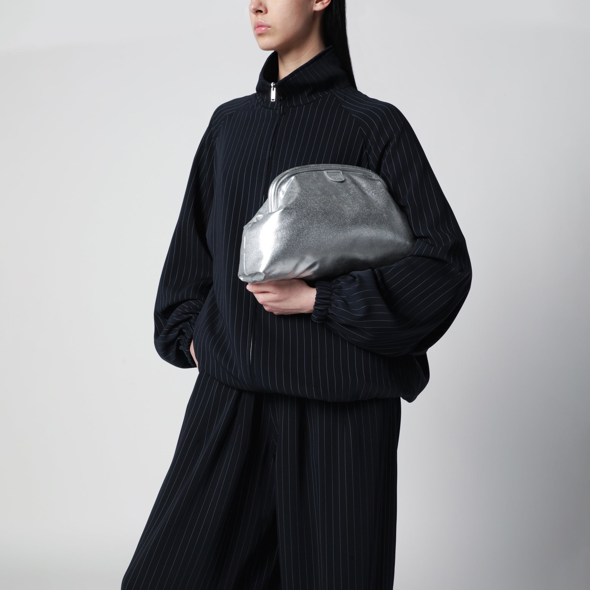 Silberne metallische gepolsterte Falabella Clutch