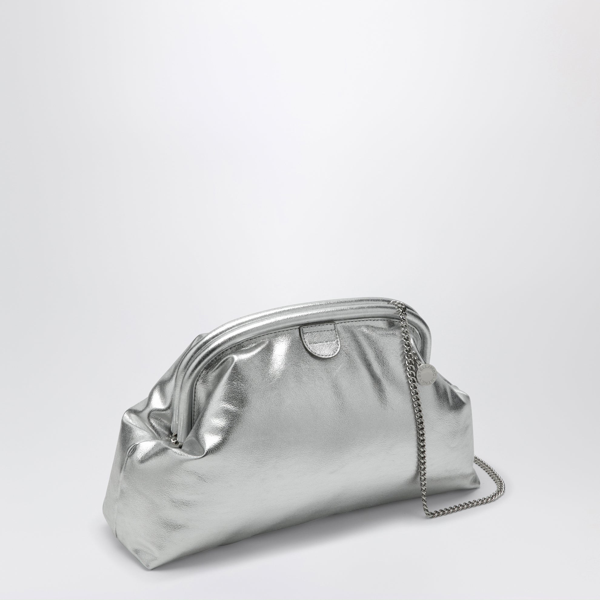 Silberne metallische gepolsterte Falabella Clutch