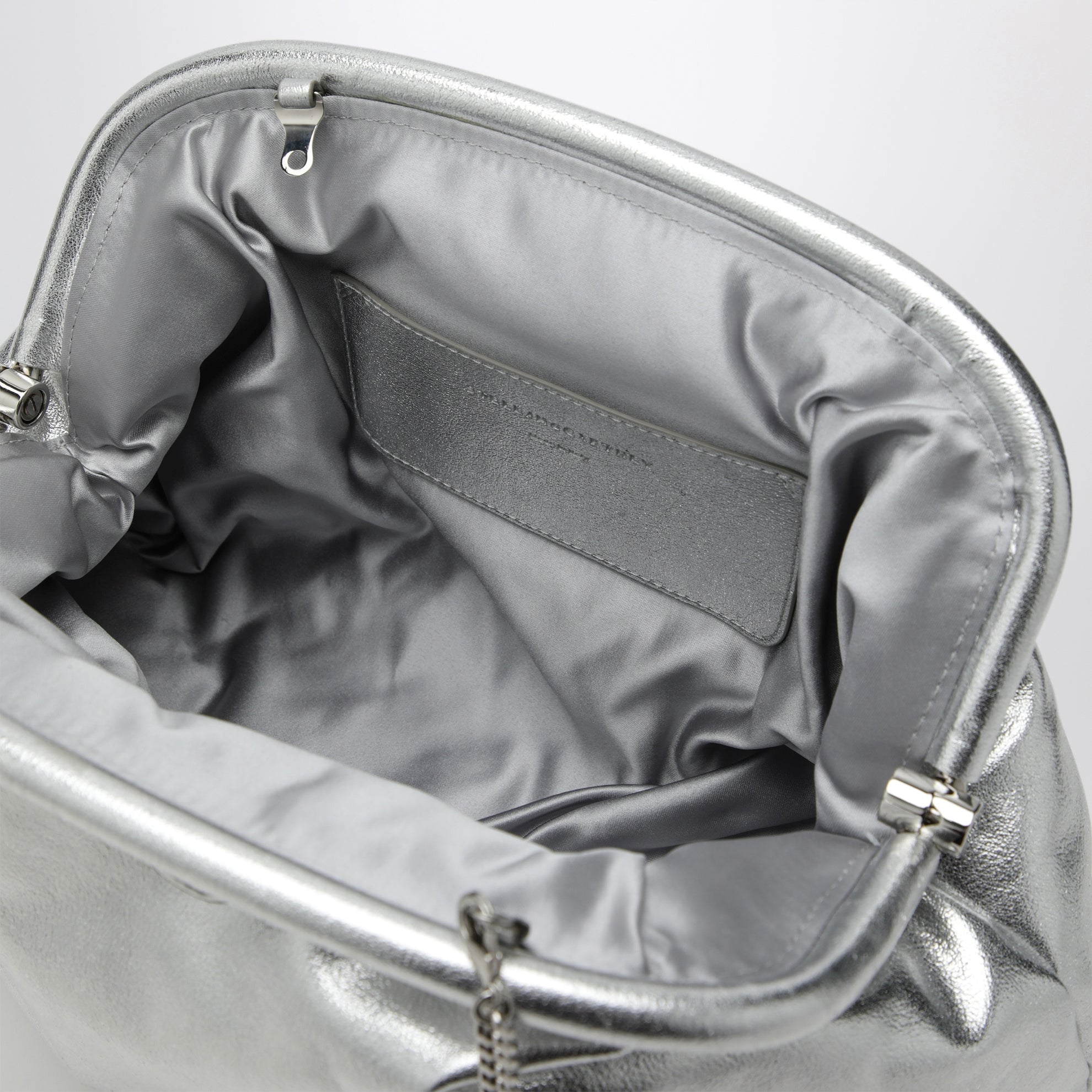 Silberne metallische gepolsterte Falabella Clutch