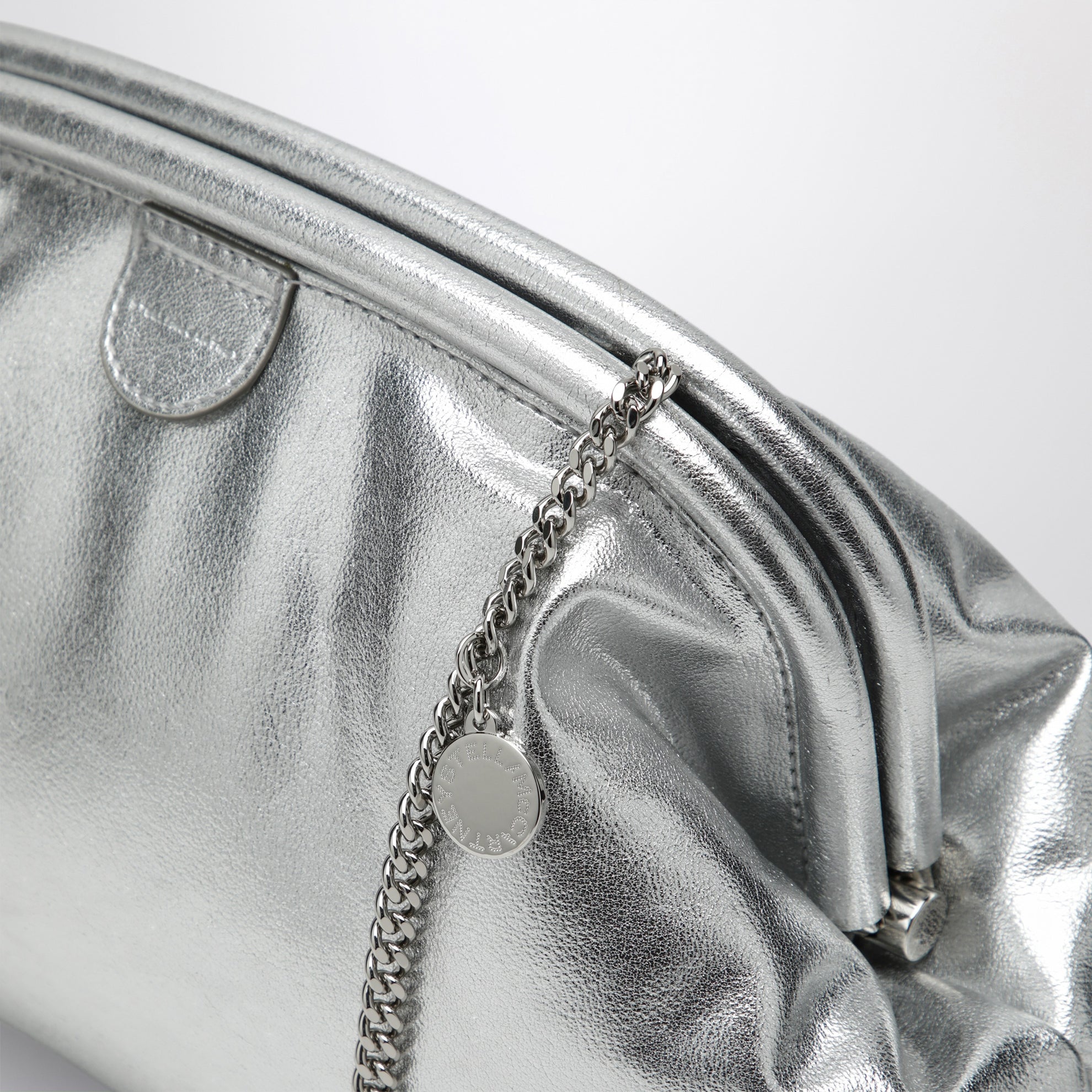 Silberne metallische gepolsterte Falabella Clutch