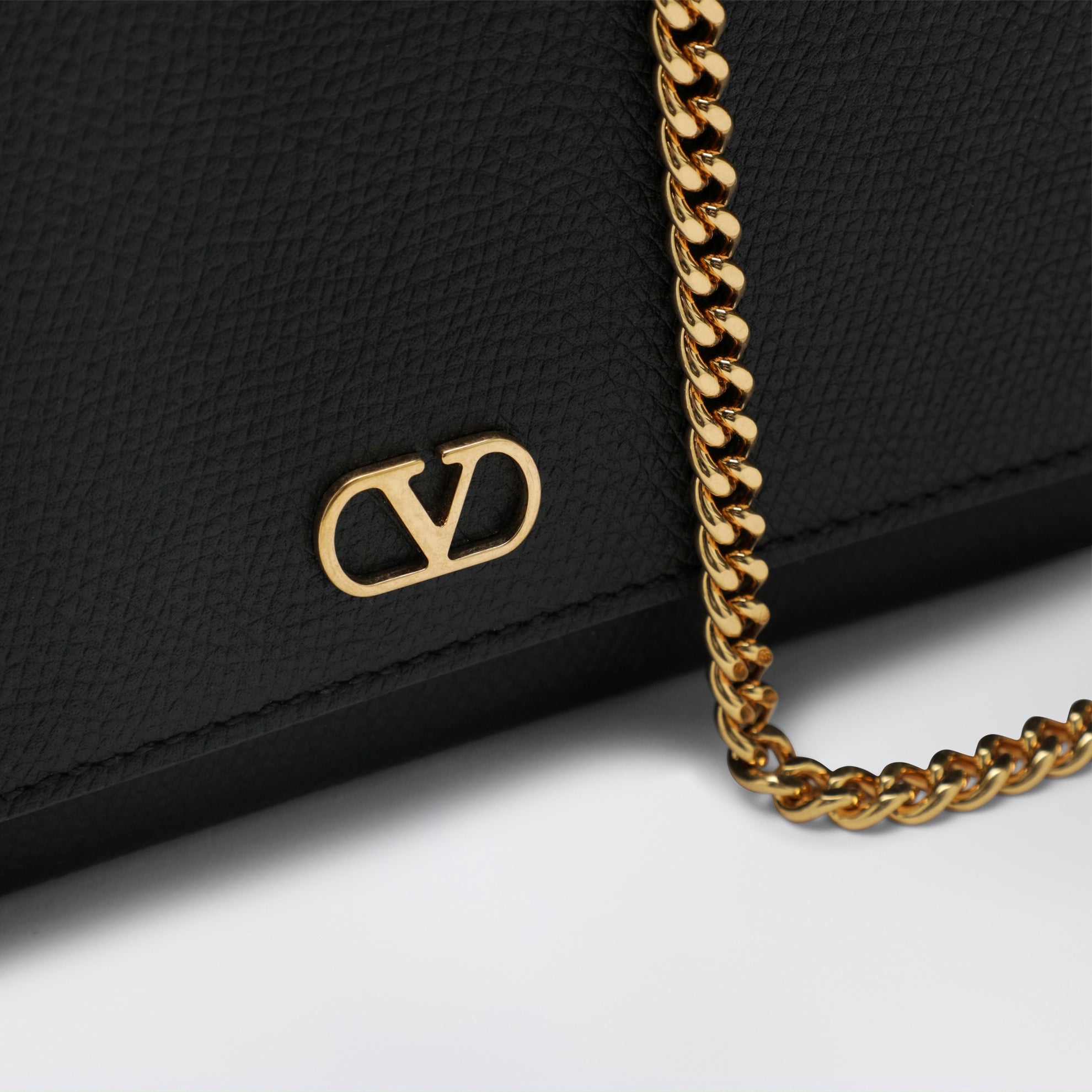 VLogo Signature grained calfskin clutch in black