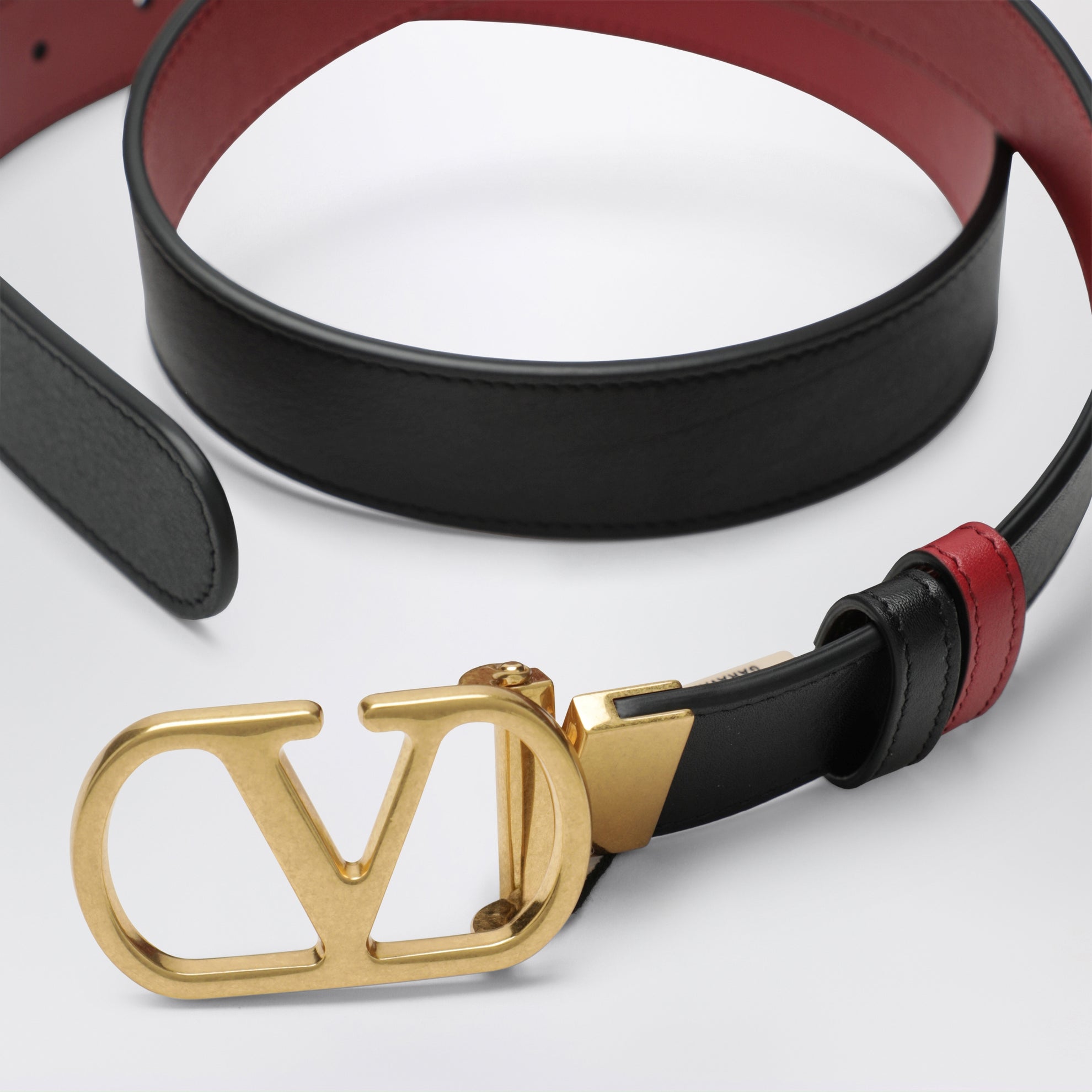 Reversible VLogo Signature belt in glossy calfskin black/red