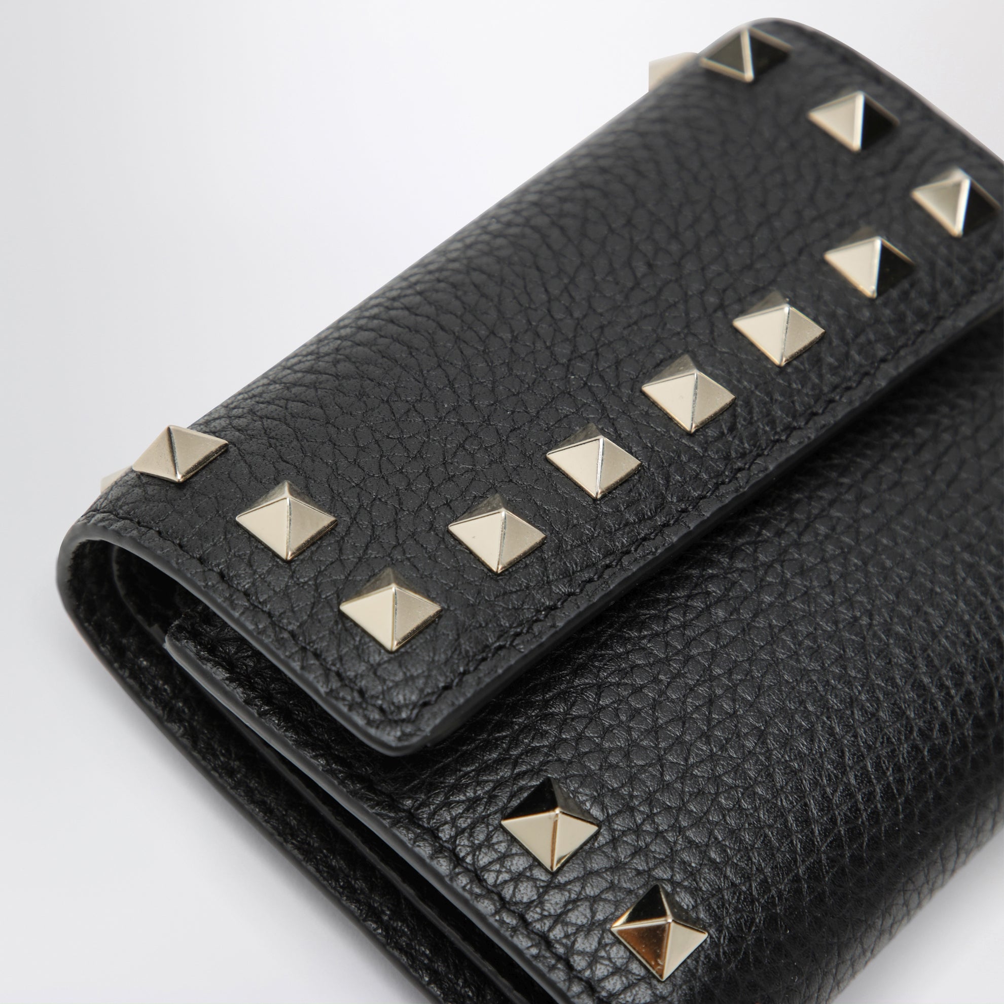 Portafoglio Trifold Rockstud in vitello granato nero