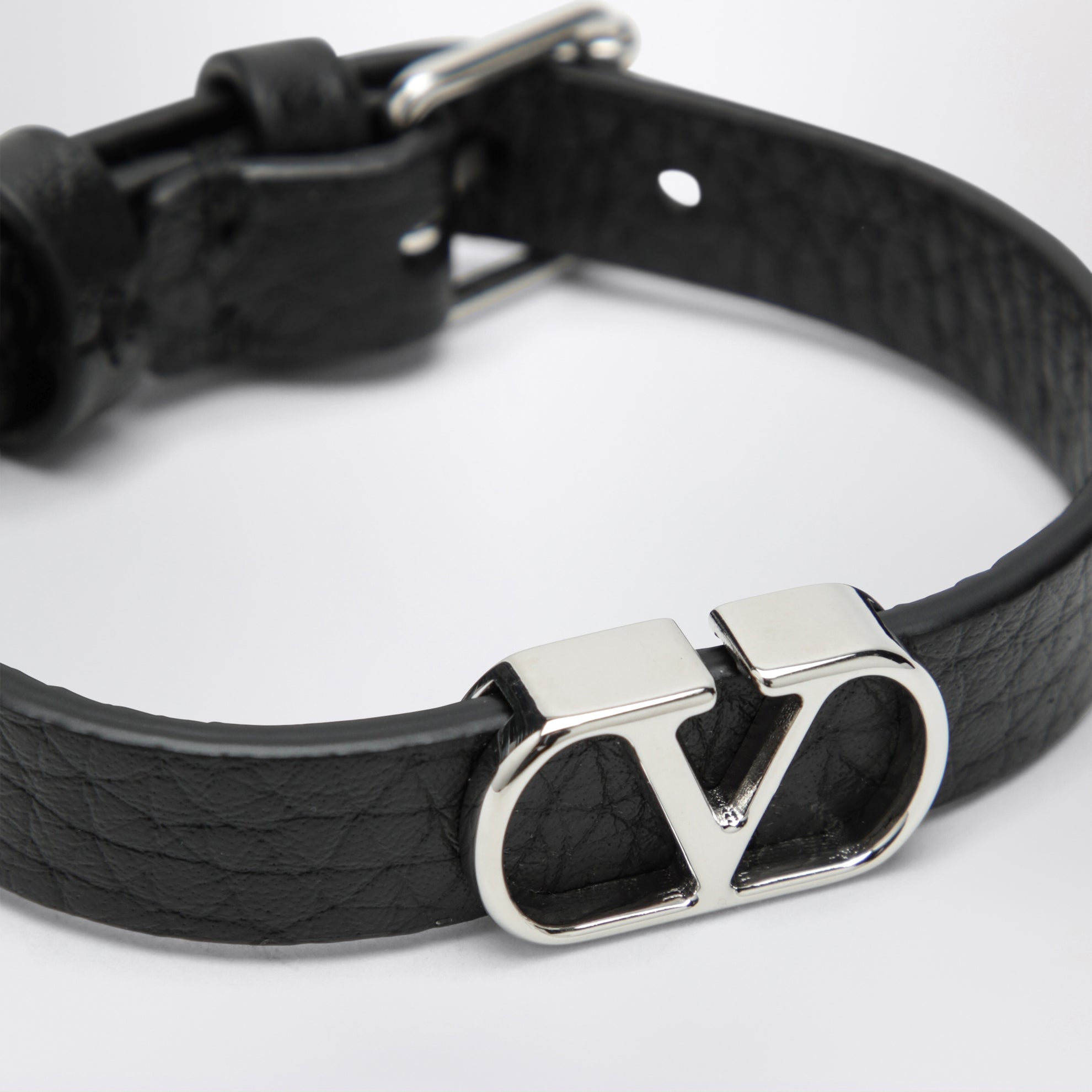 VLogo Signature bracelet in grained calfskin leather, black
