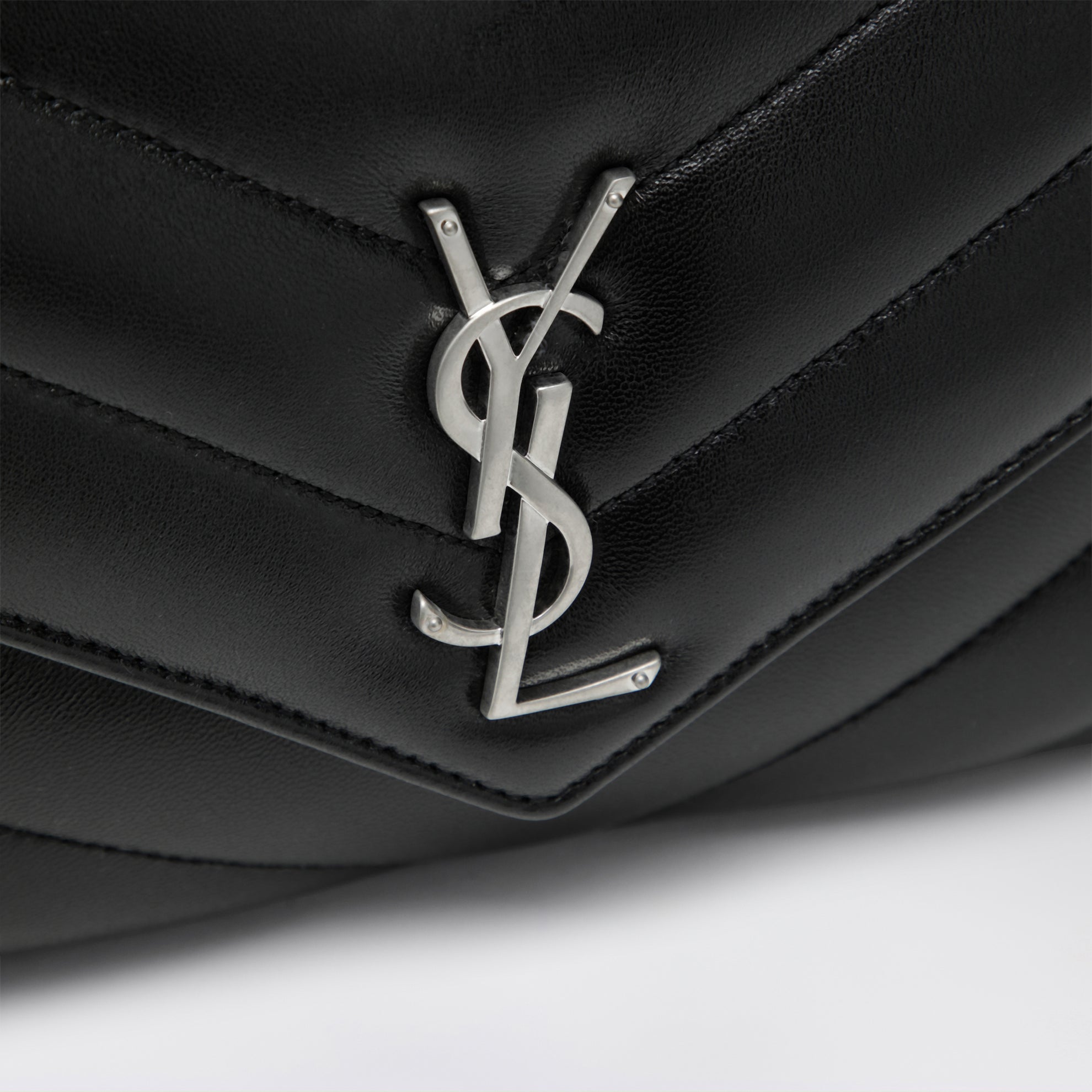 Borsa a spalla Loulou medium trapuntata in pelle nera