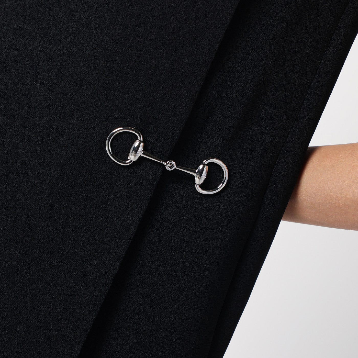 Schwarzes Kleid aus Viskose-Sablé mit Trensenspange