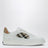 Terrasse de baskets en cuir blanc et Check