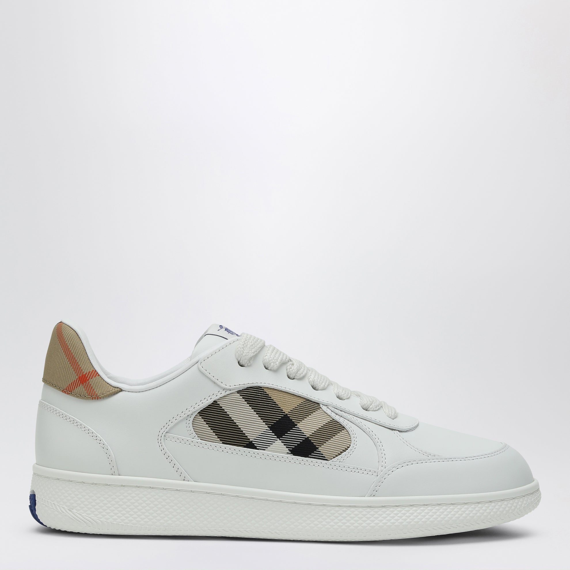 White leather sneaker terrace and Check