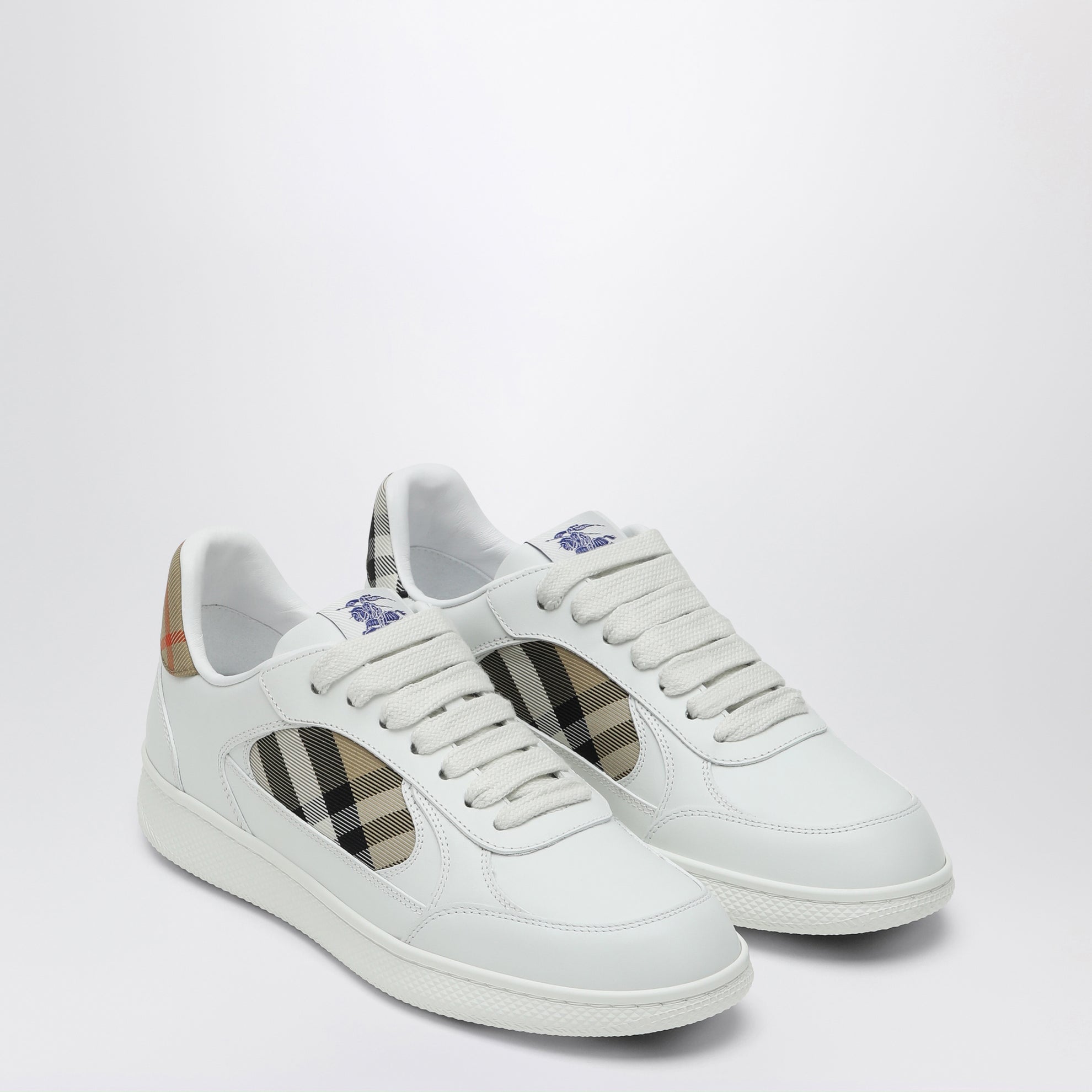 White leather sneaker terrace and Check