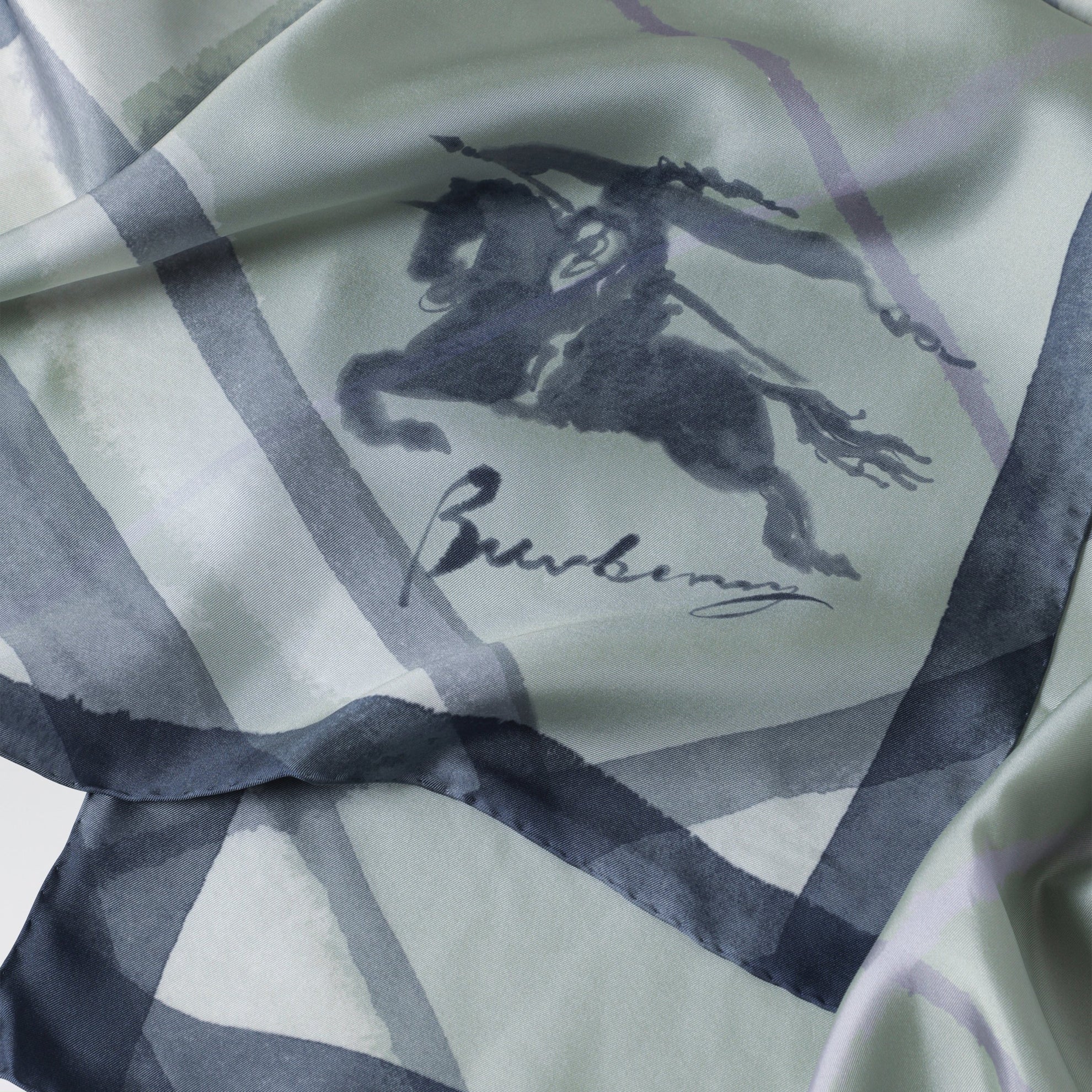 Großer Seidenschal mit Check im Aquarell-Look in Grün