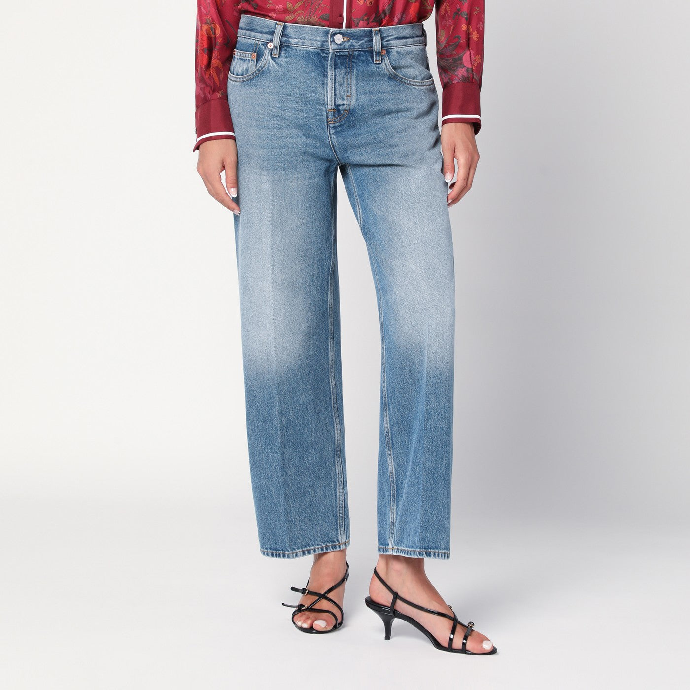 Gerade hellblaue Jeans mit verwaschenem Effekt