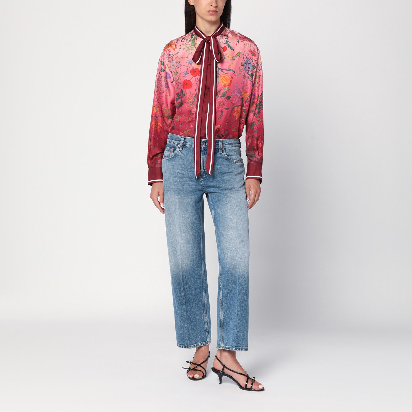 Gerade hellblaue Jeans mit verwaschenem Effekt