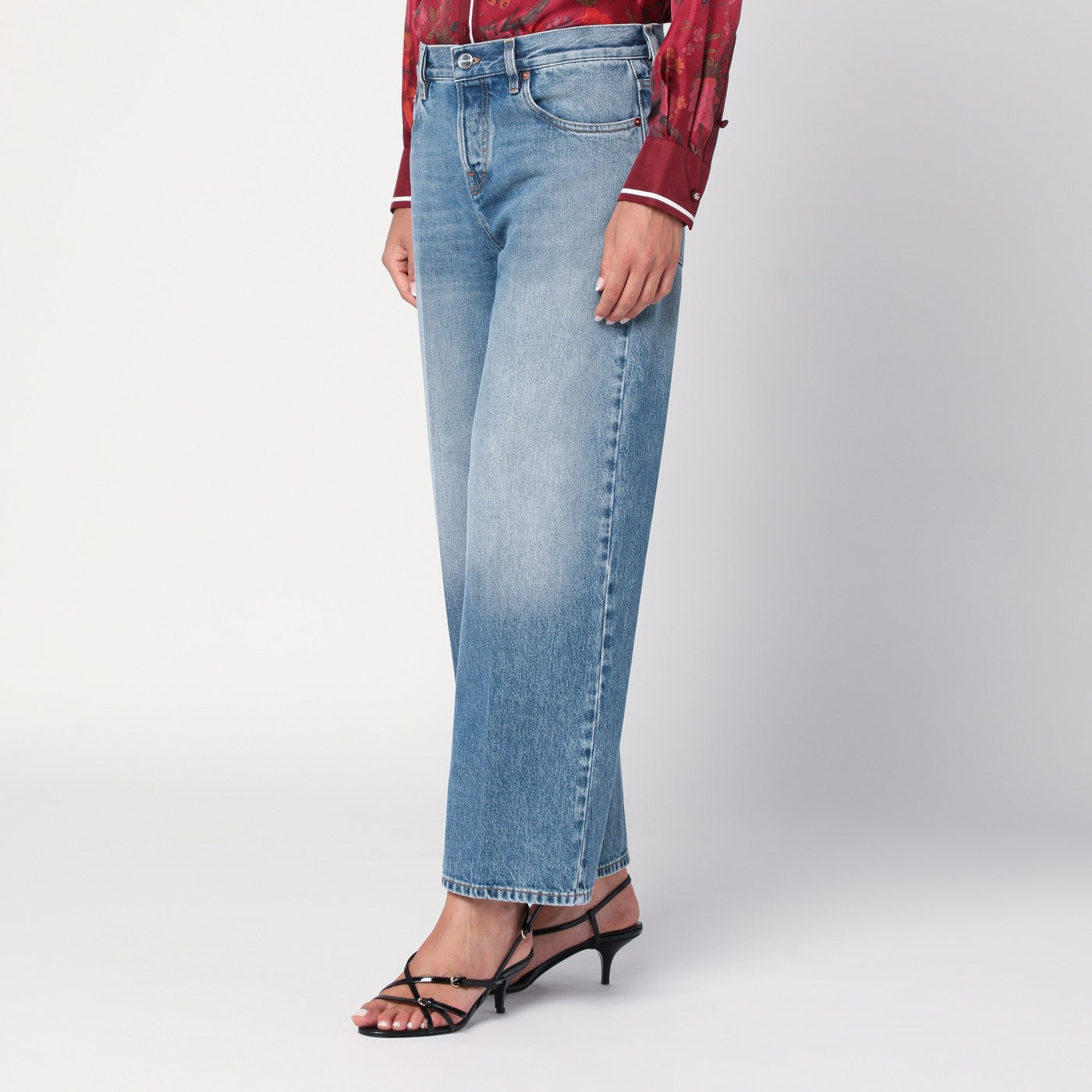 Gerade hellblaue Jeans mit verwaschenem Effekt