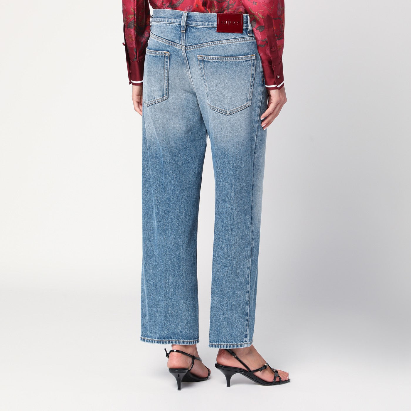 Gerade hellblaue Jeans mit verwaschenem Effekt