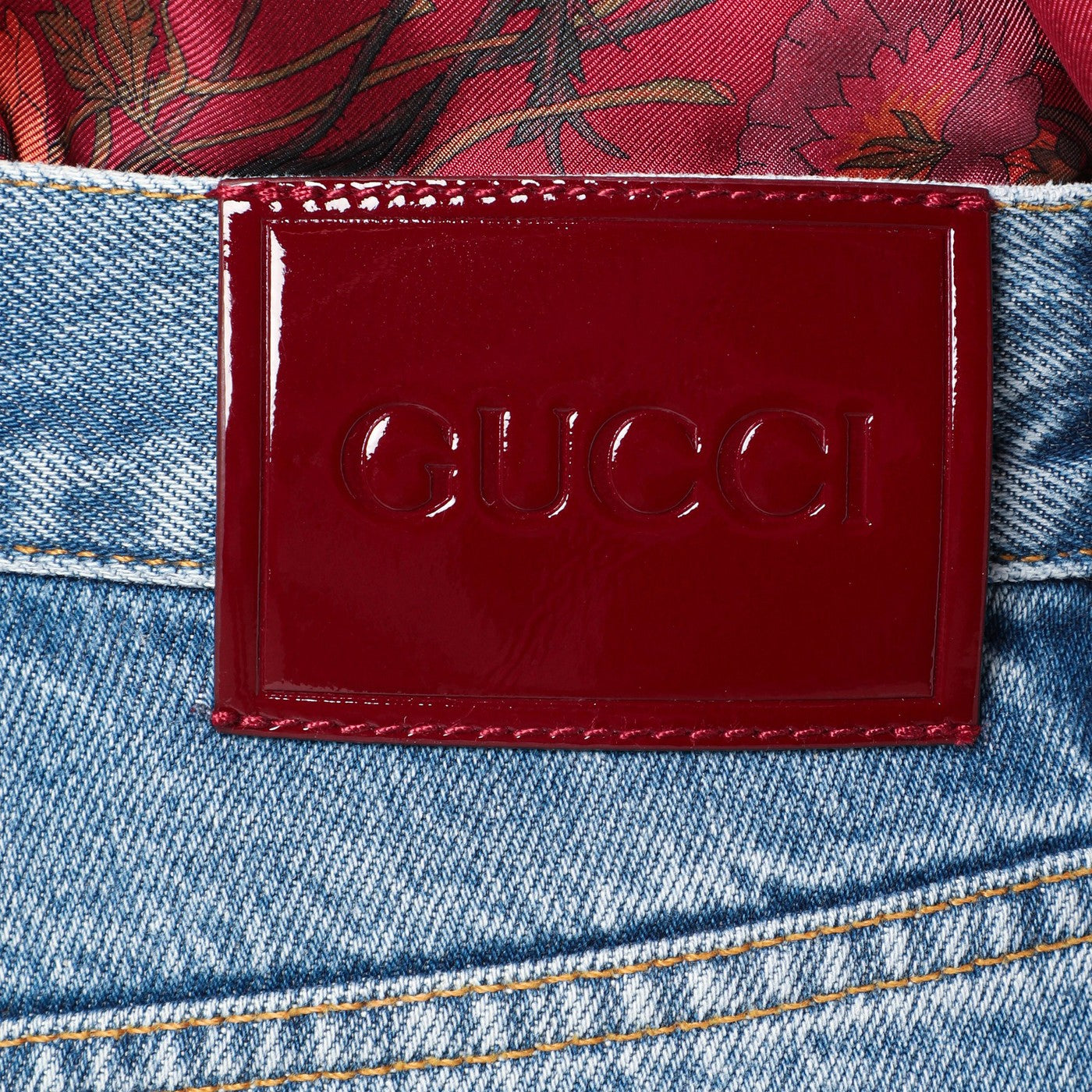 Gerade hellblaue Jeans mit verwaschenem Effekt