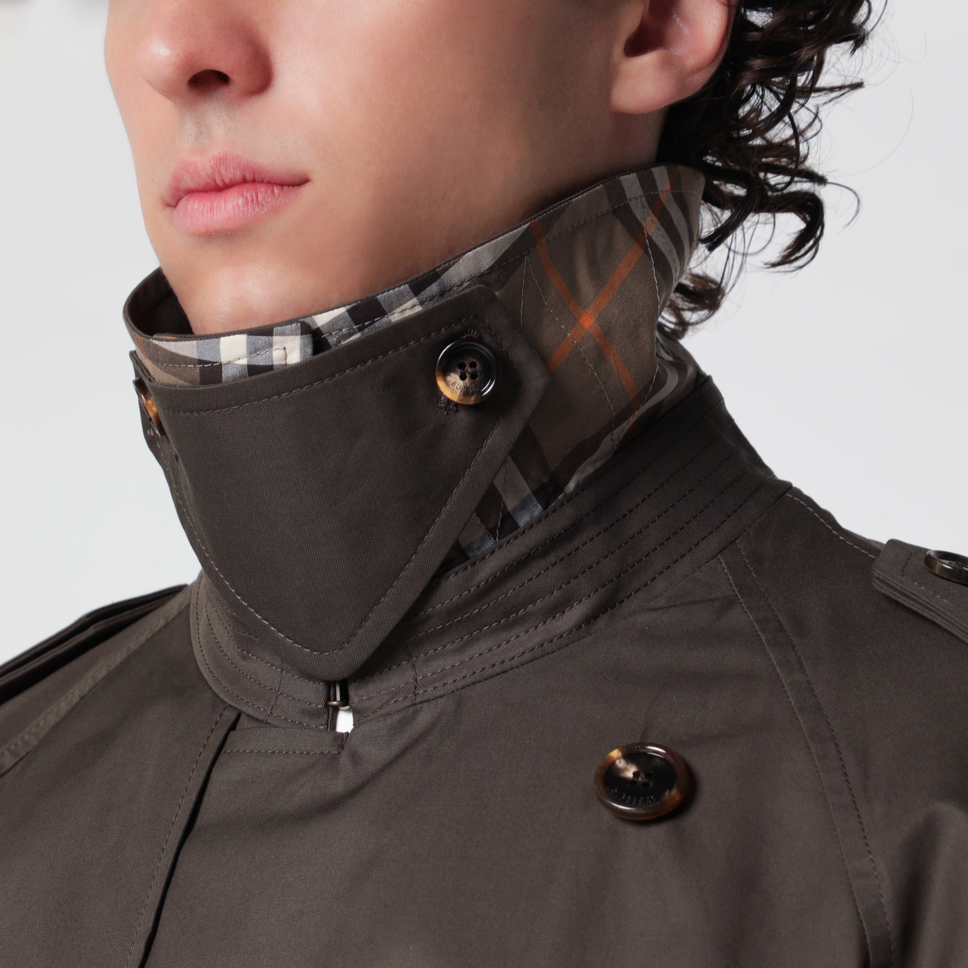 Trench Leadenham medio in gabardine marrone