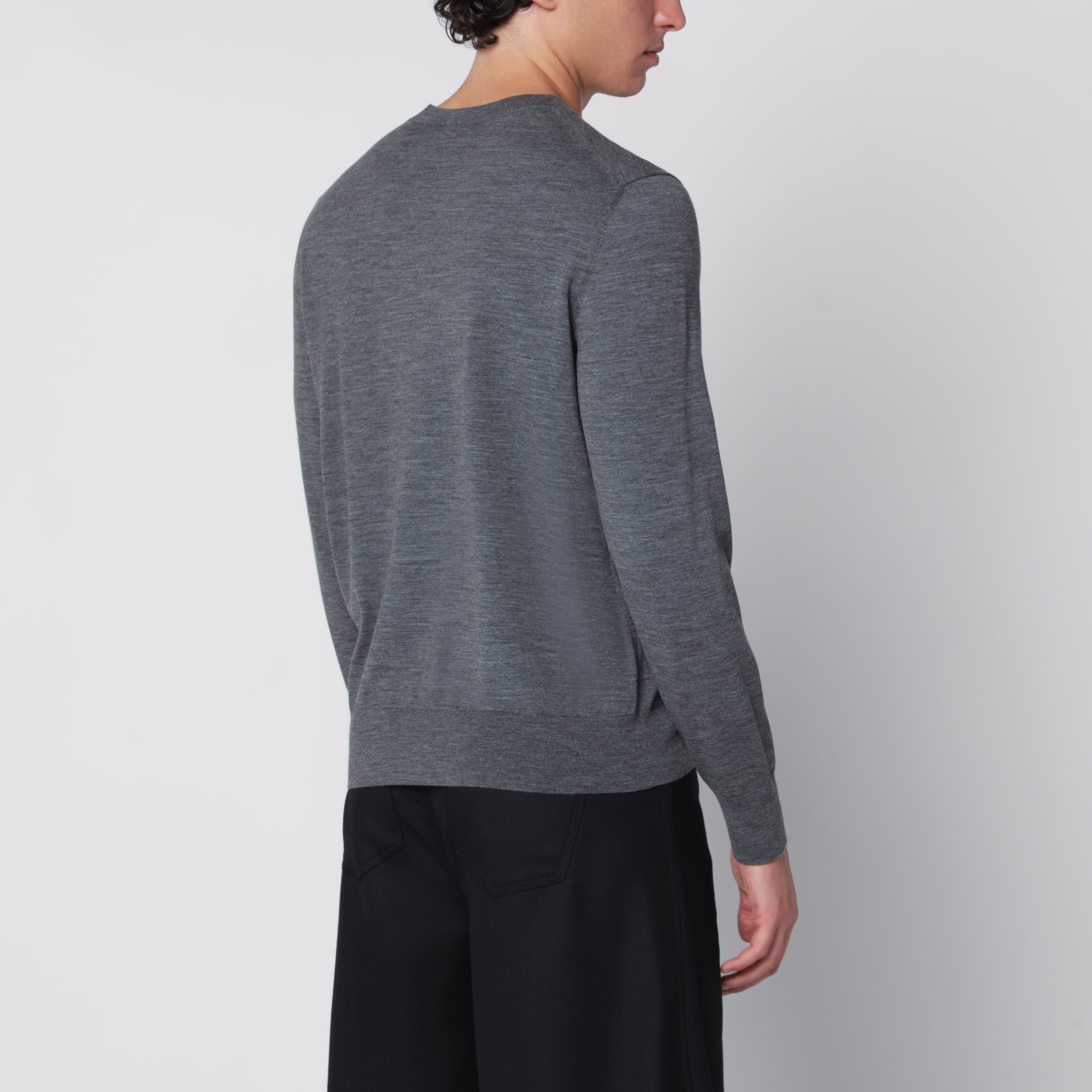 Maglia girocollo in lana grigia