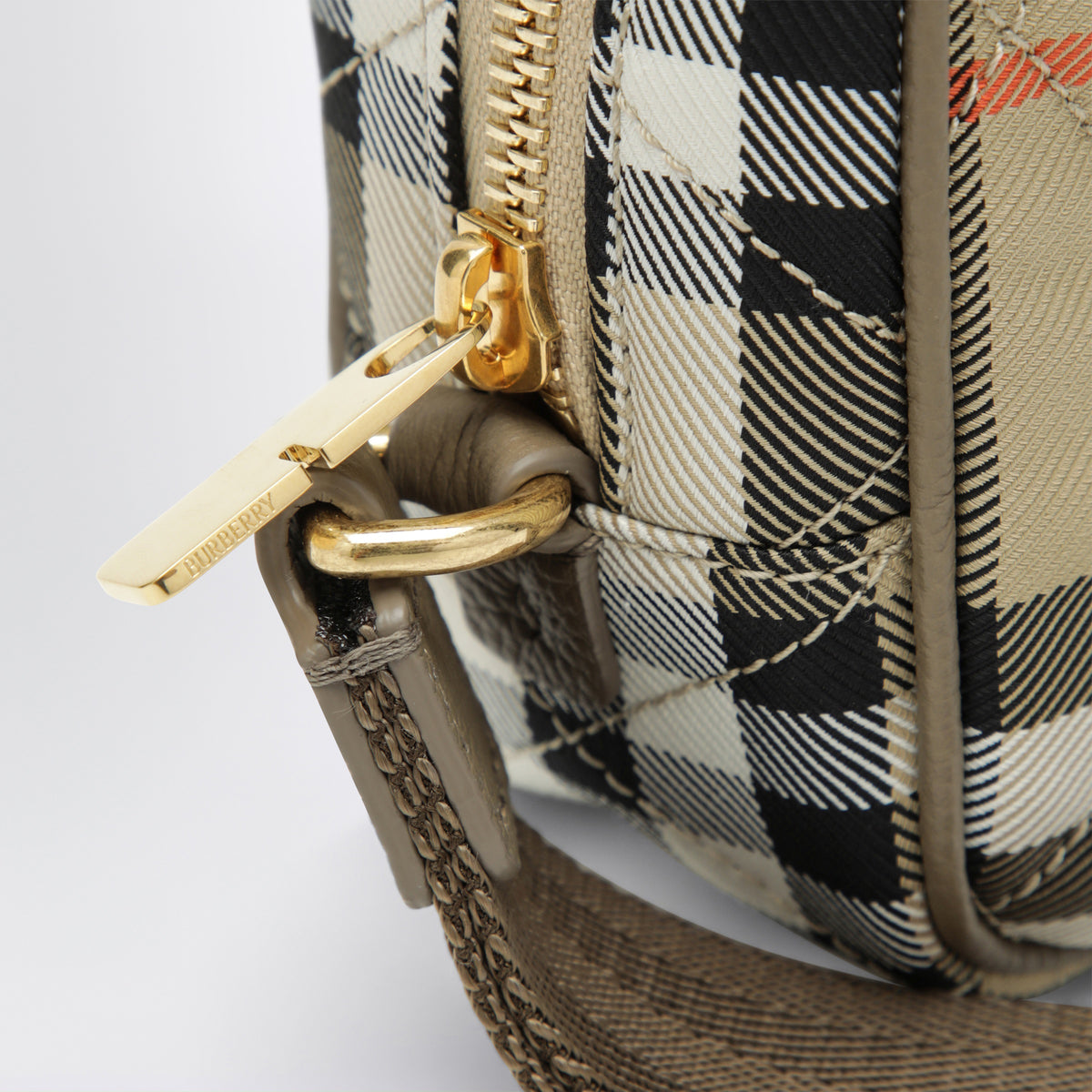 Beigefarbene Horseshoe Clutch aus gestepptem Nylon