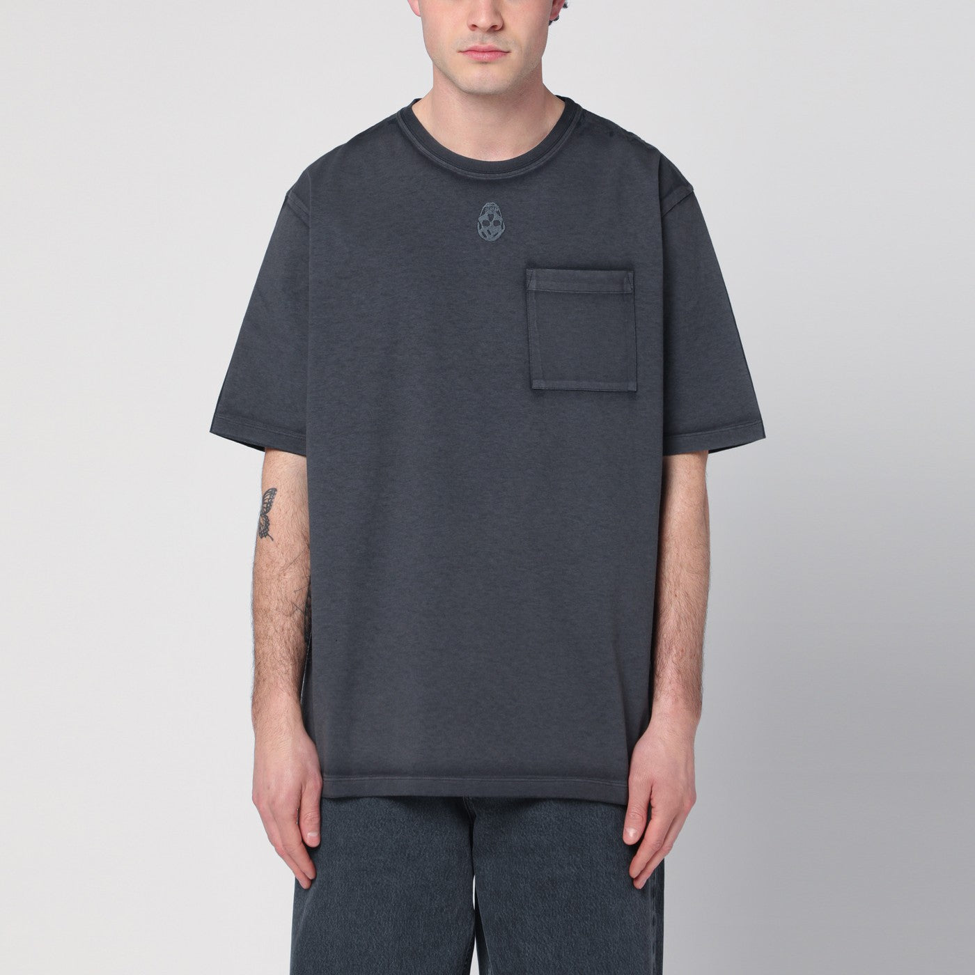 T-shirt Skull nera slavata