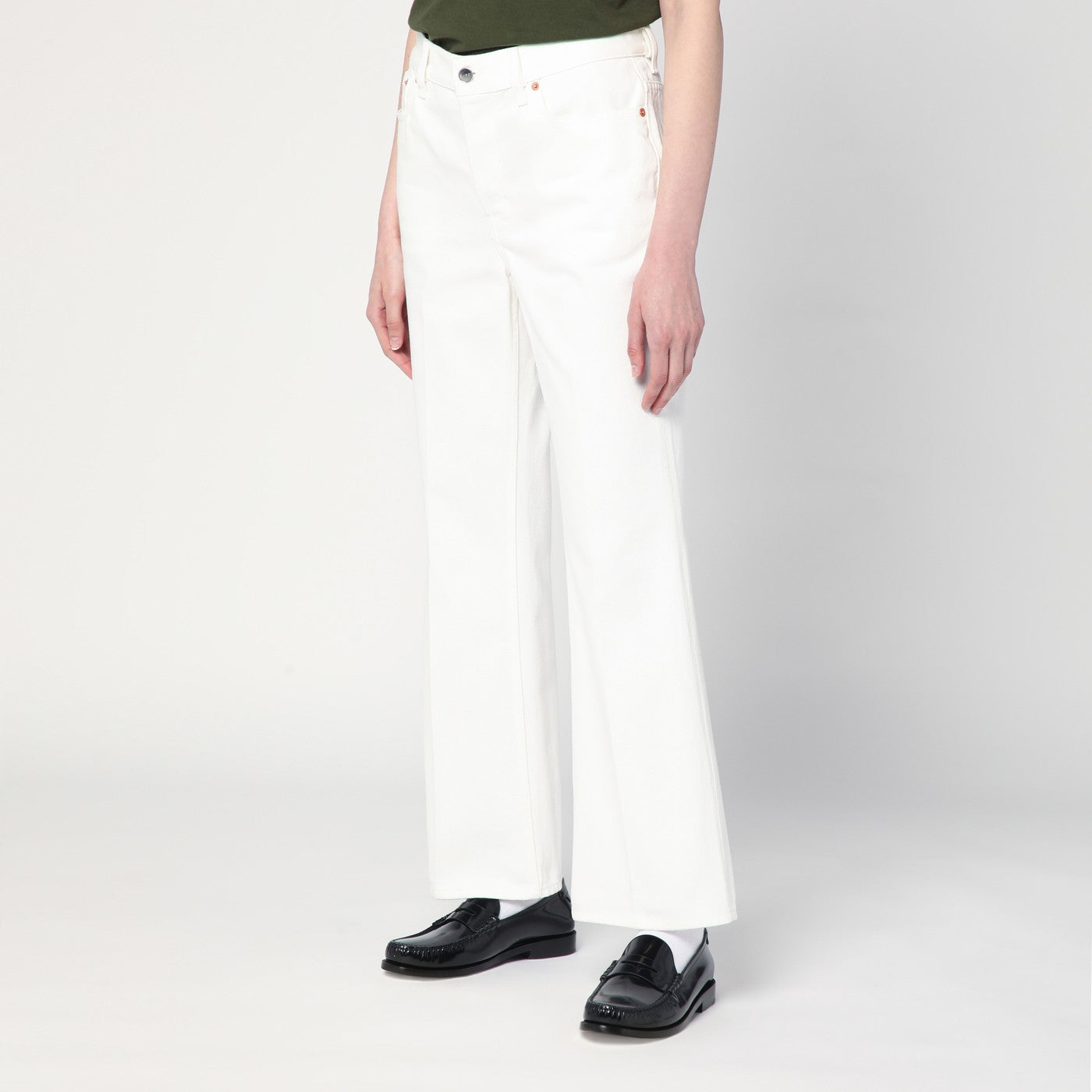 Kurze weiße Flare-Hose