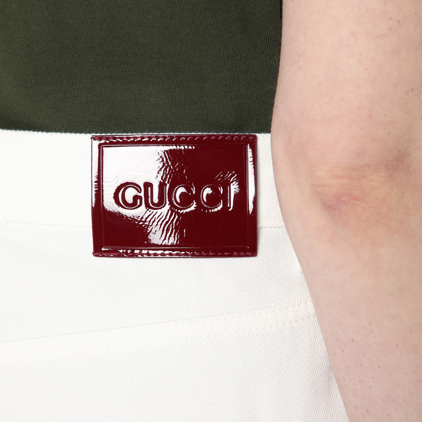 Kurze weiße Flare-Hose