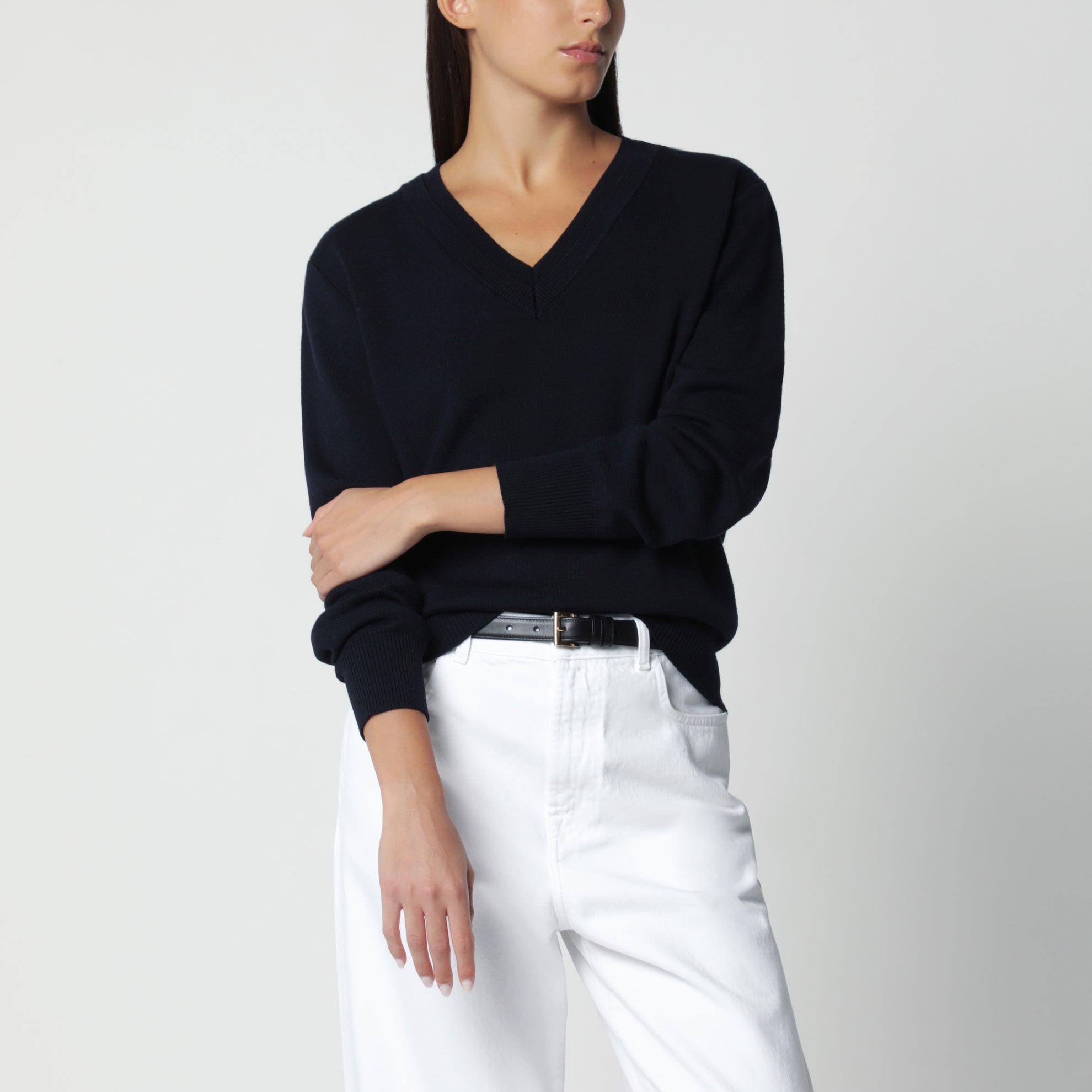 Maglione blu navy in lana con doppio scollo a V