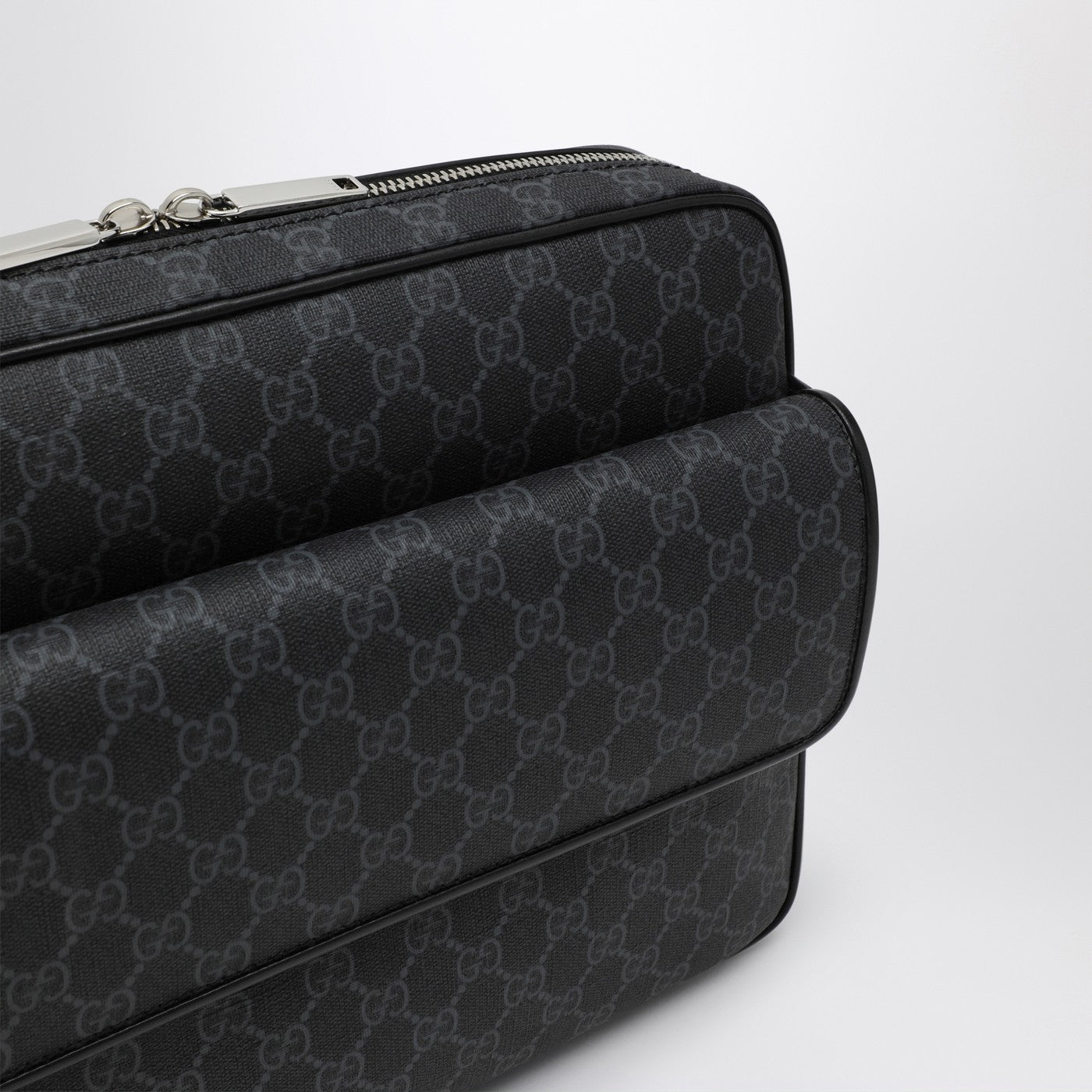 Schwarze Umhängetasche aus GG-Supreme-Stoff