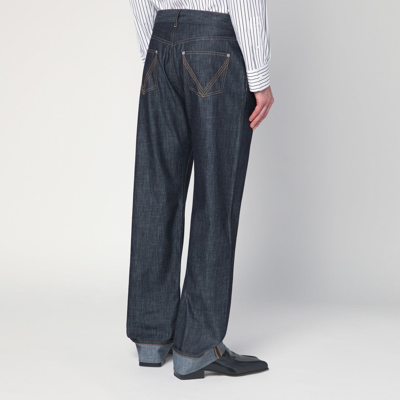 Indigoblaue Jeans mit Umschlag