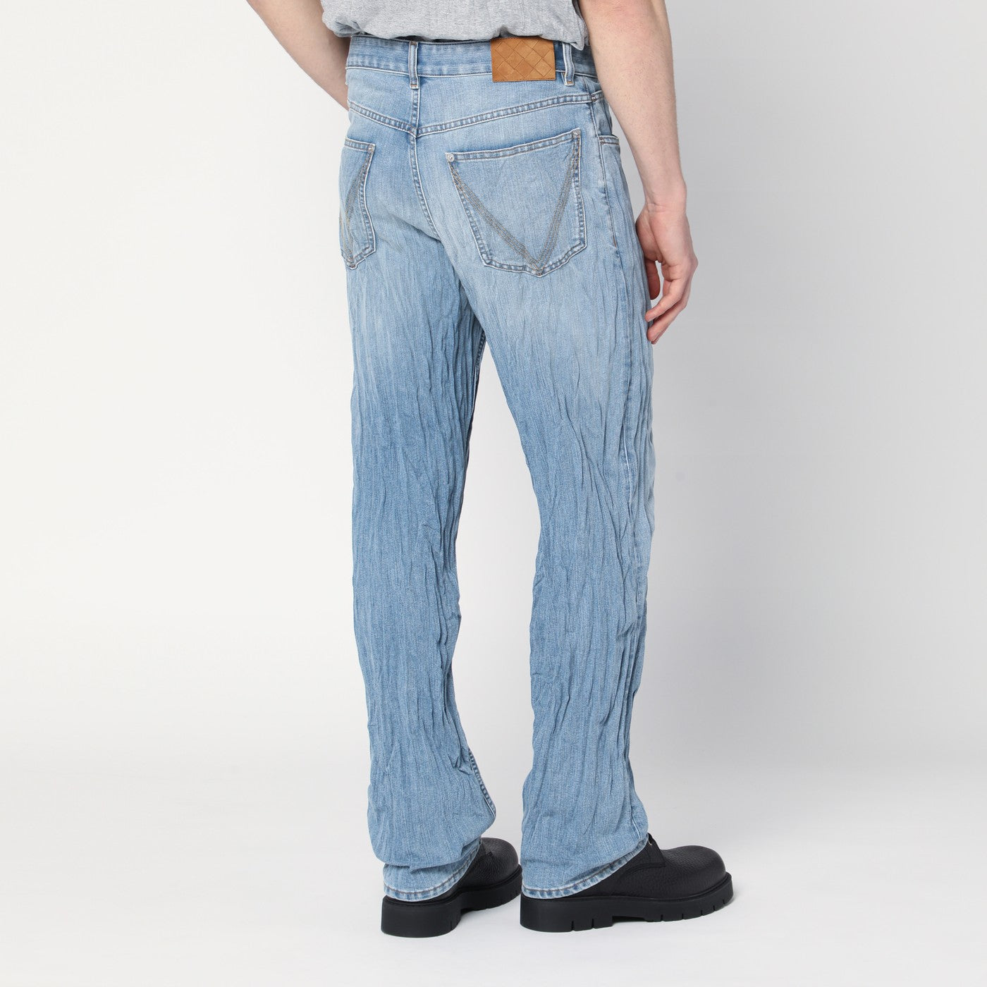 Hellblaue Jeans mit verwaschenem Knittereffekt