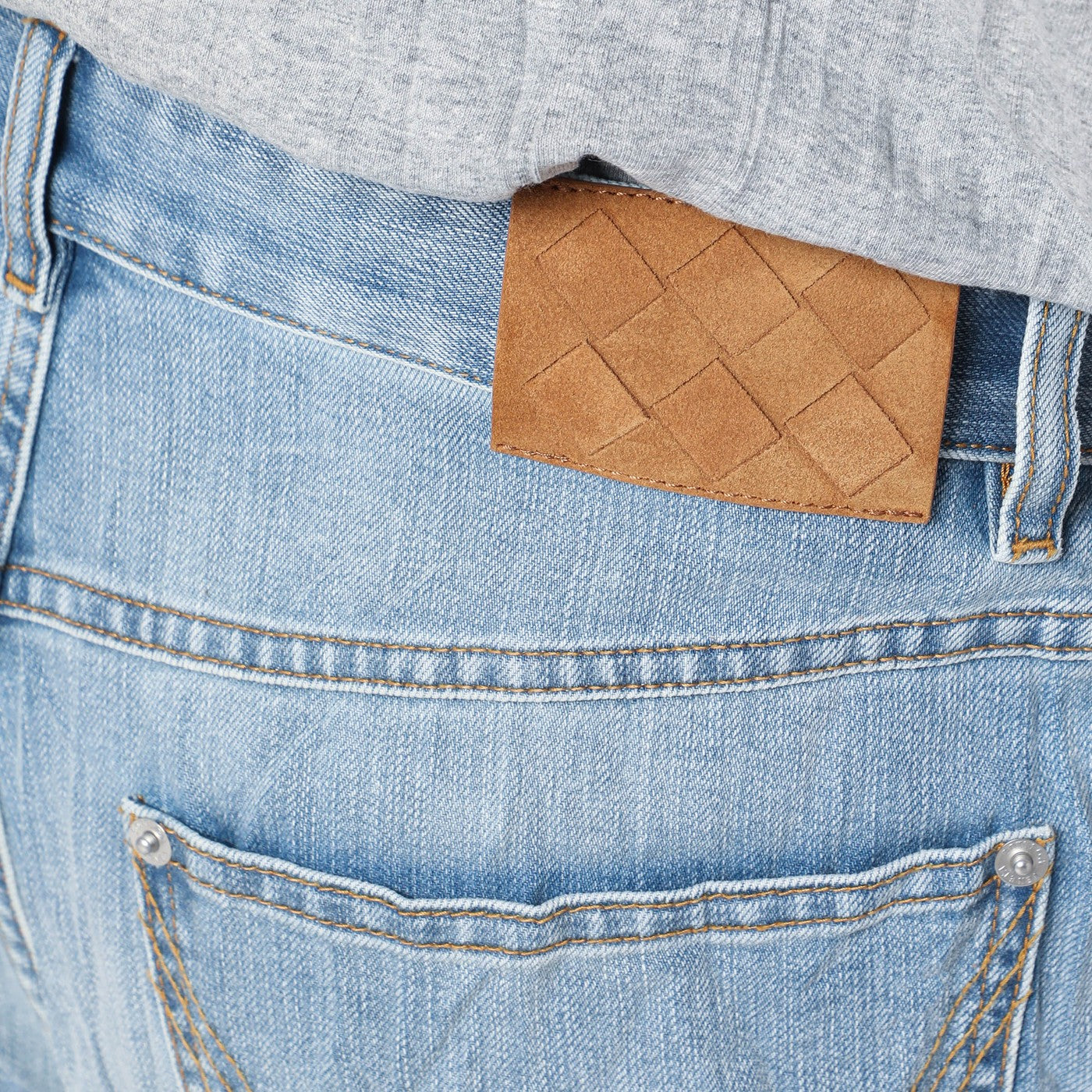 Hellblaue Jeans mit verwaschenem Knittereffekt