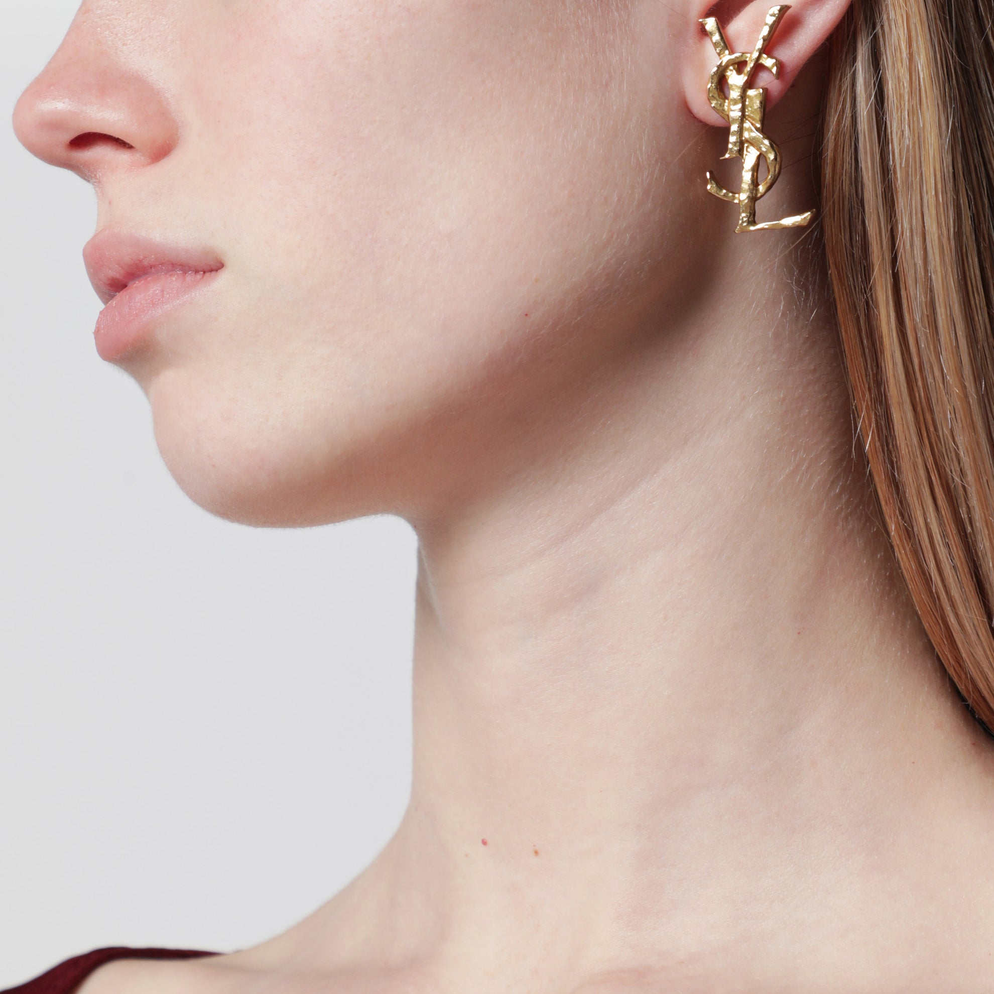 Orecchino Cassandre martellato in ottone metallico