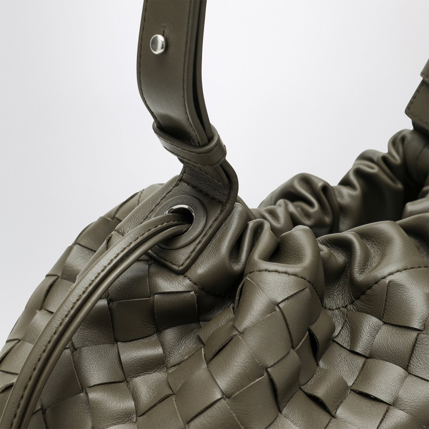 Sac seau en coleur Cypress en Intrecciato