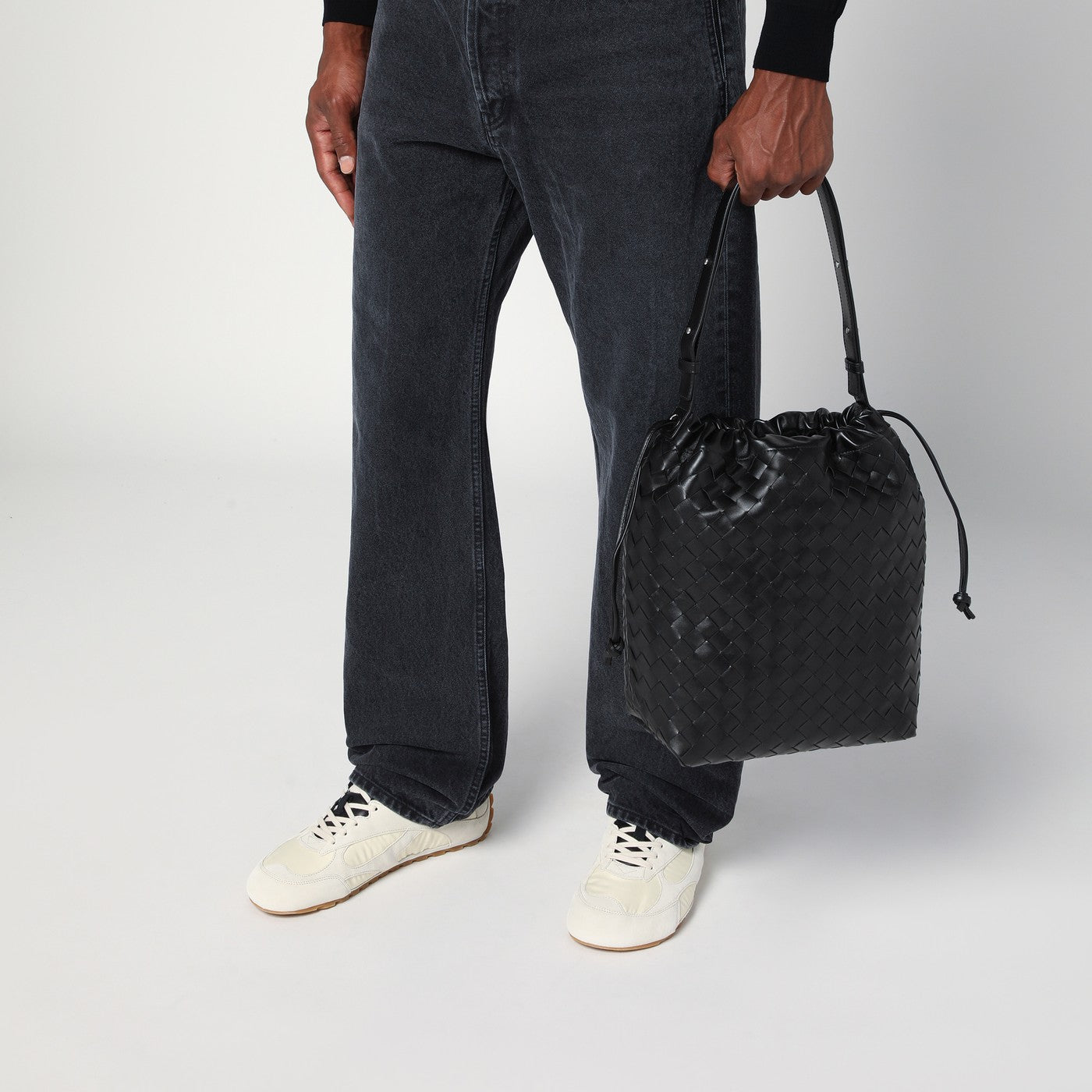 Sac seau noir en Intrecciato