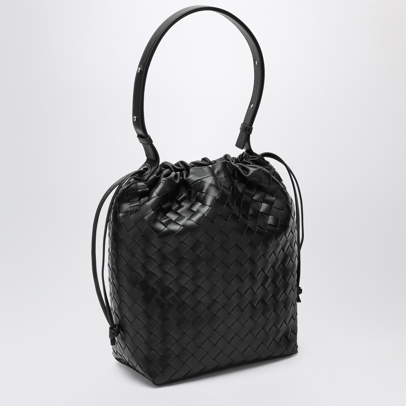 Sac seau noir en Intrecciato